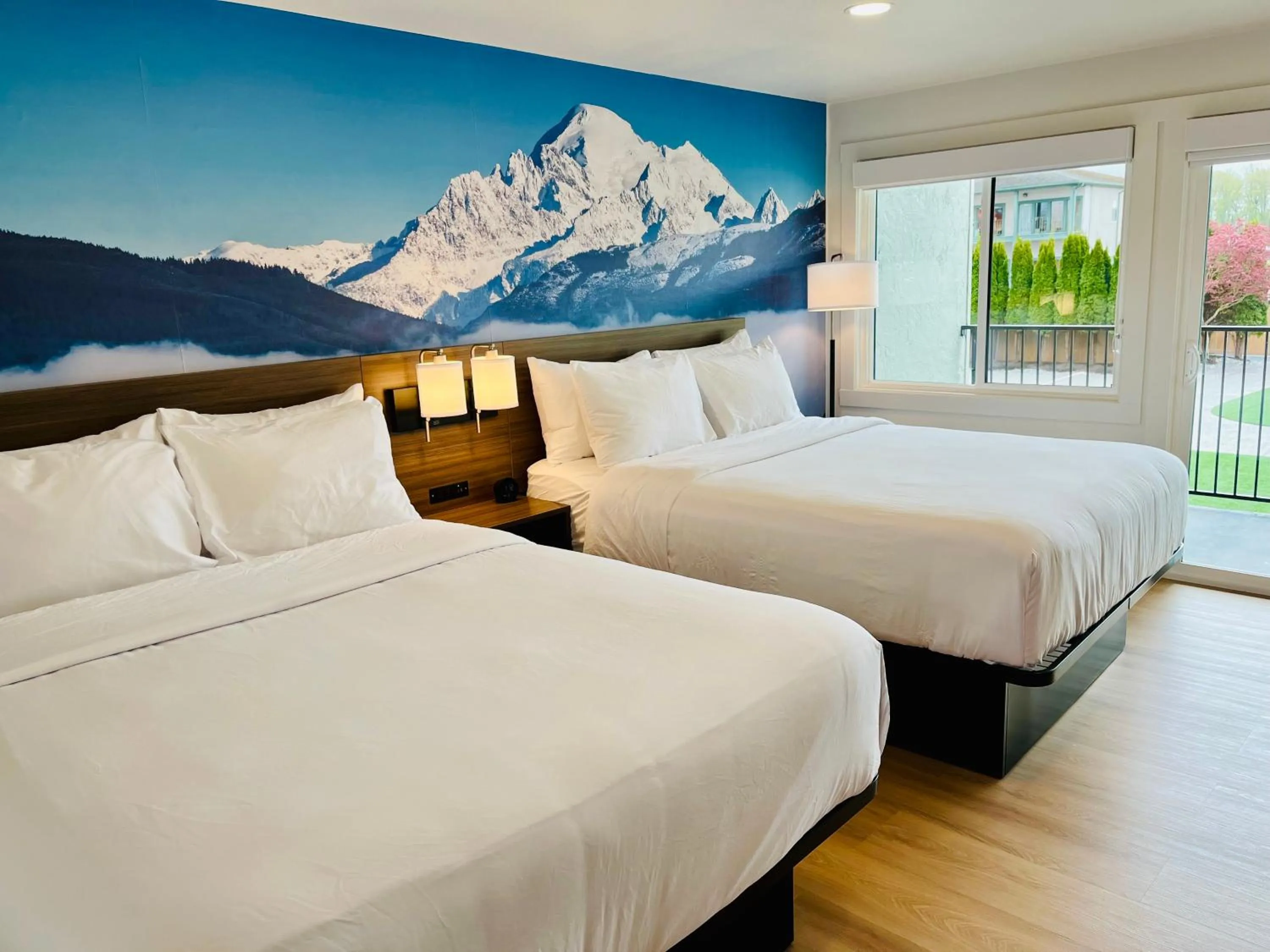 Photo of the whole room, Bed in Clarion Pointe Mount Vernon - Burlington