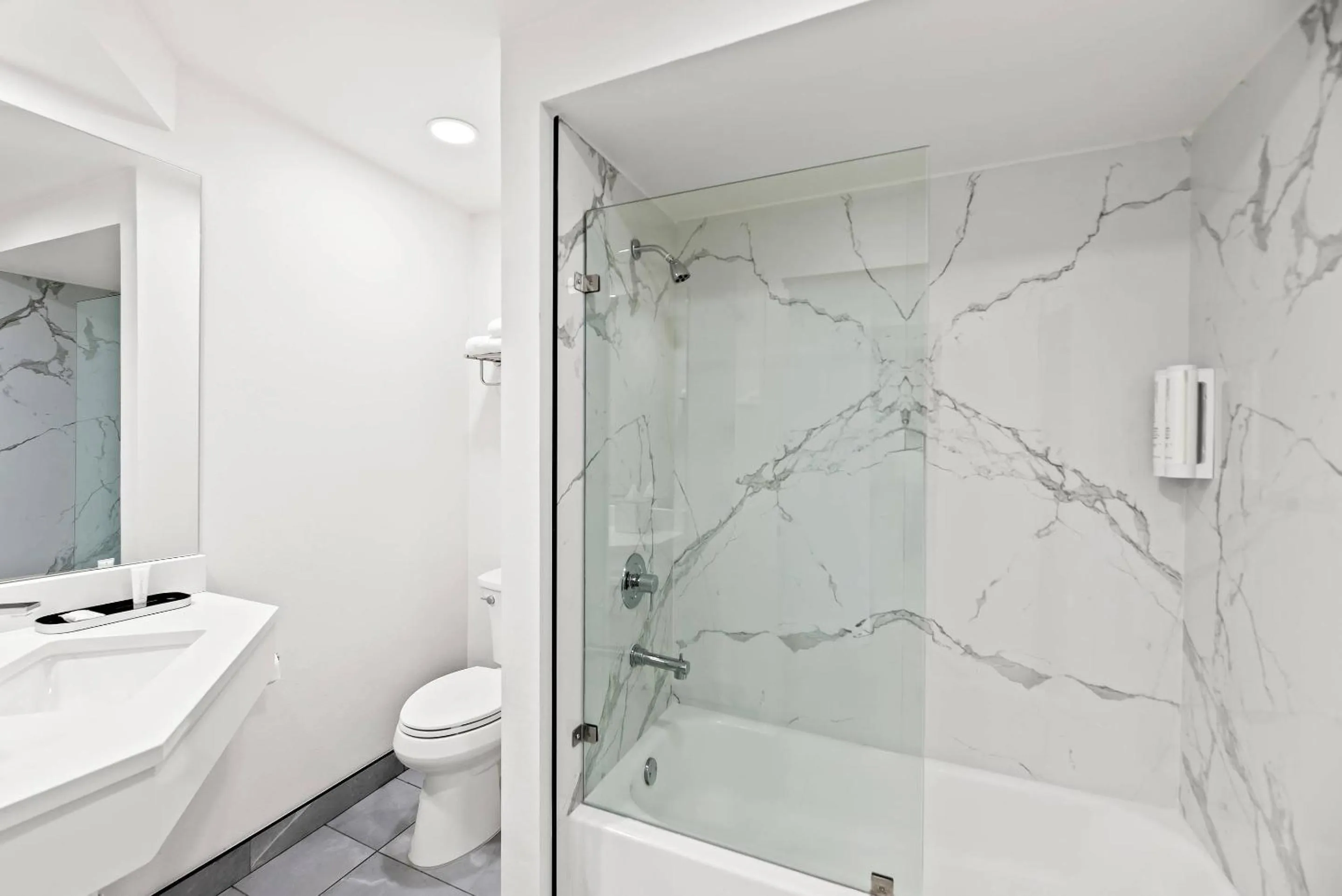 Bedroom in Clarion Pointe Mount Vernon - Burlington