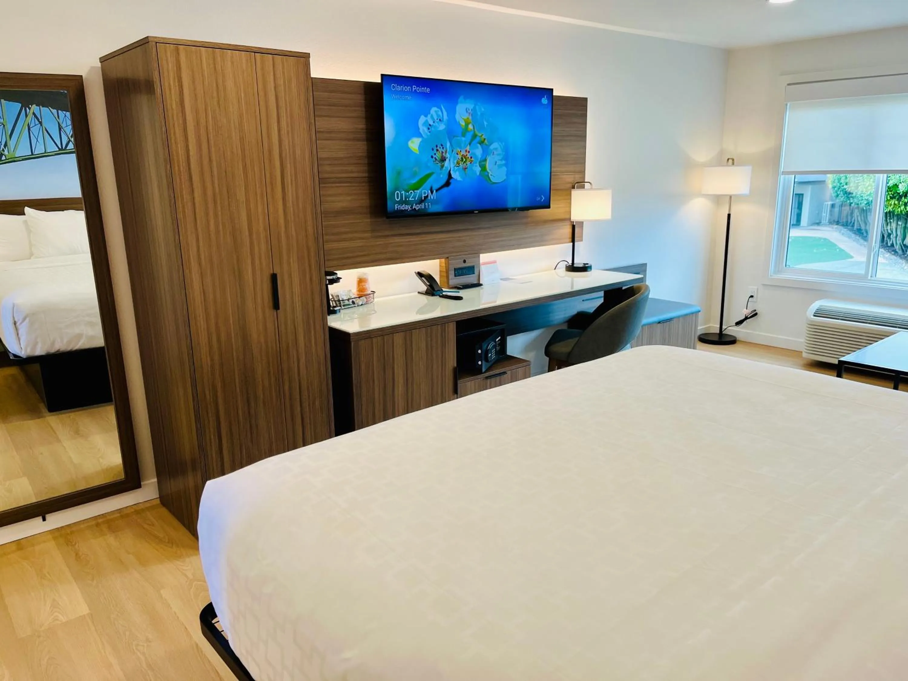 TV and multimedia, Bed in Clarion Pointe Mount Vernon - Burlington