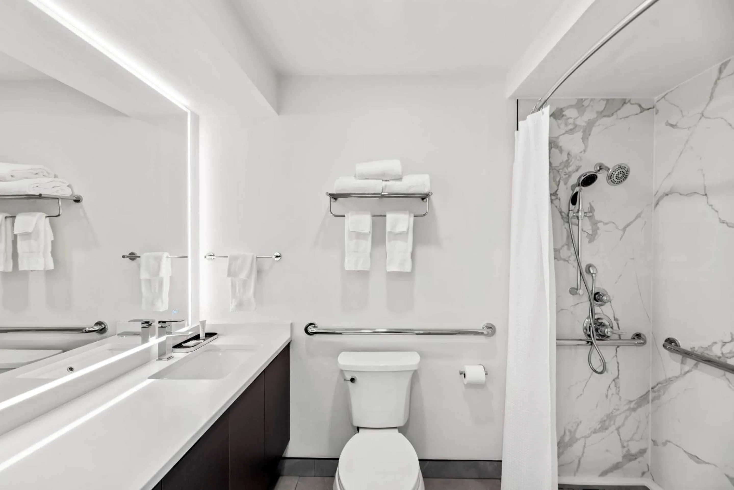 Bedroom in Clarion Pointe Mount Vernon - Burlington