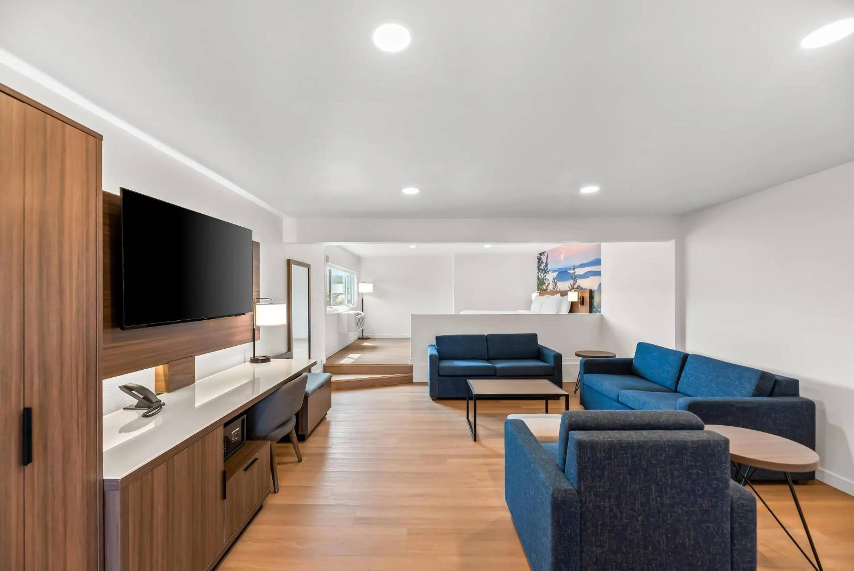 Bedroom in Clarion Pointe Mount Vernon - Burlington