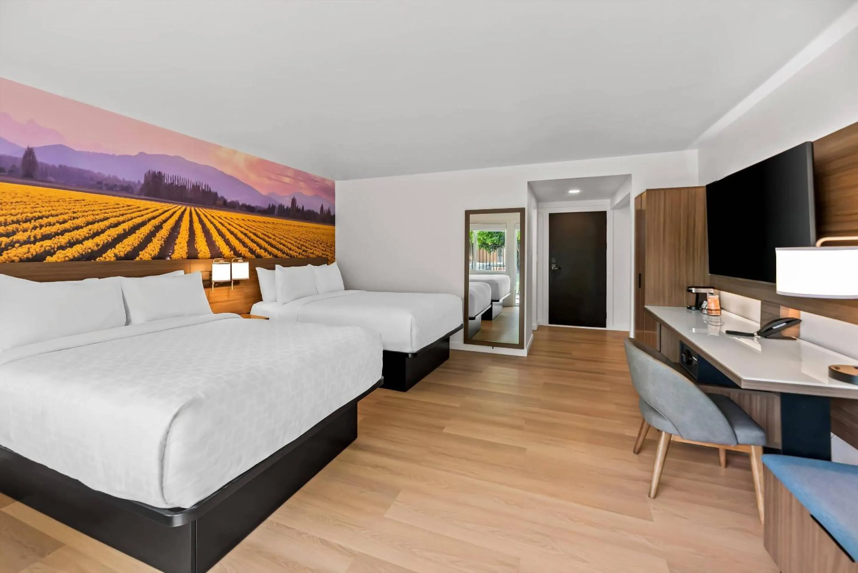 Bedroom, Bed in Clarion Pointe Mount Vernon - Burlington