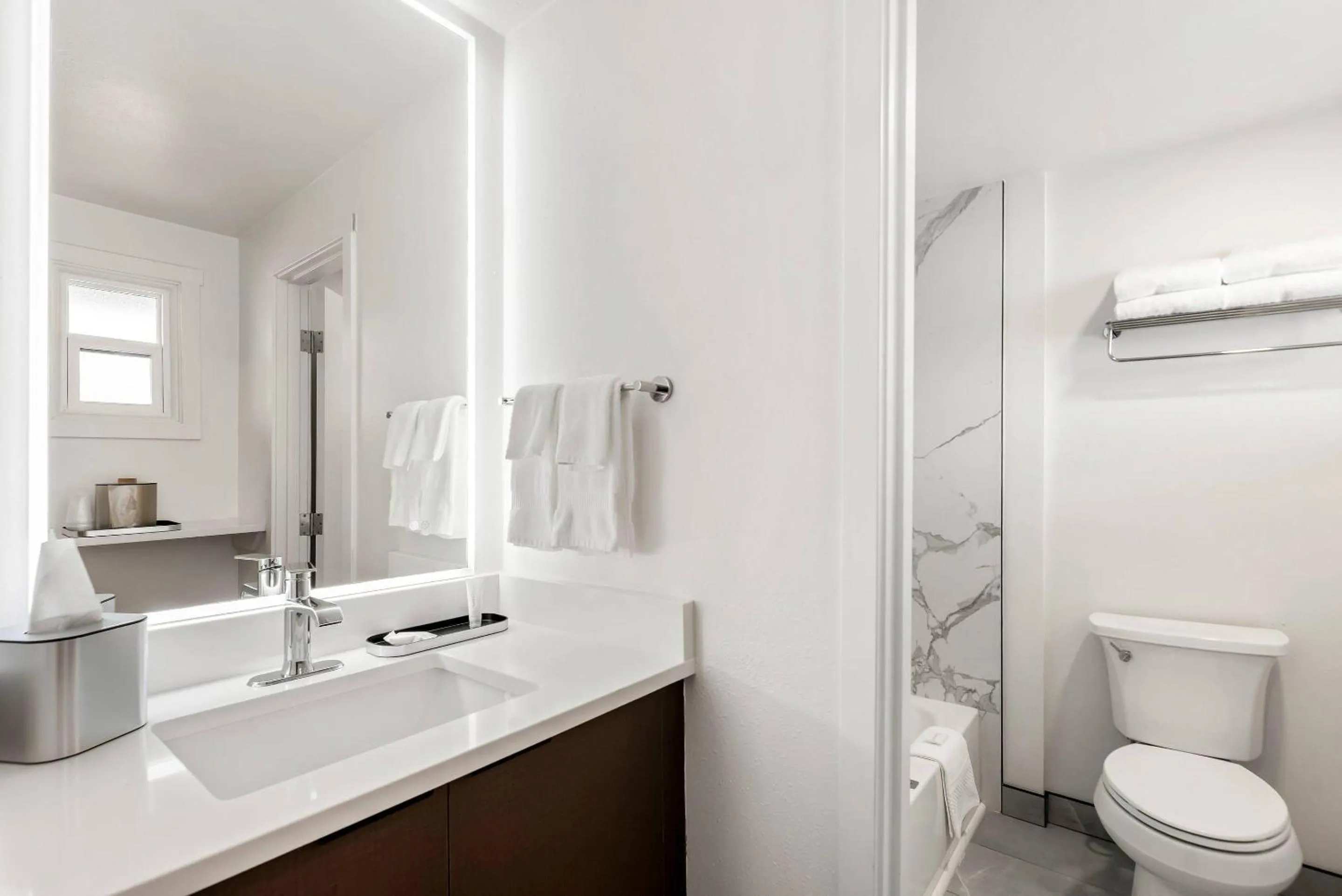 Bedroom in Clarion Pointe Mount Vernon - Burlington