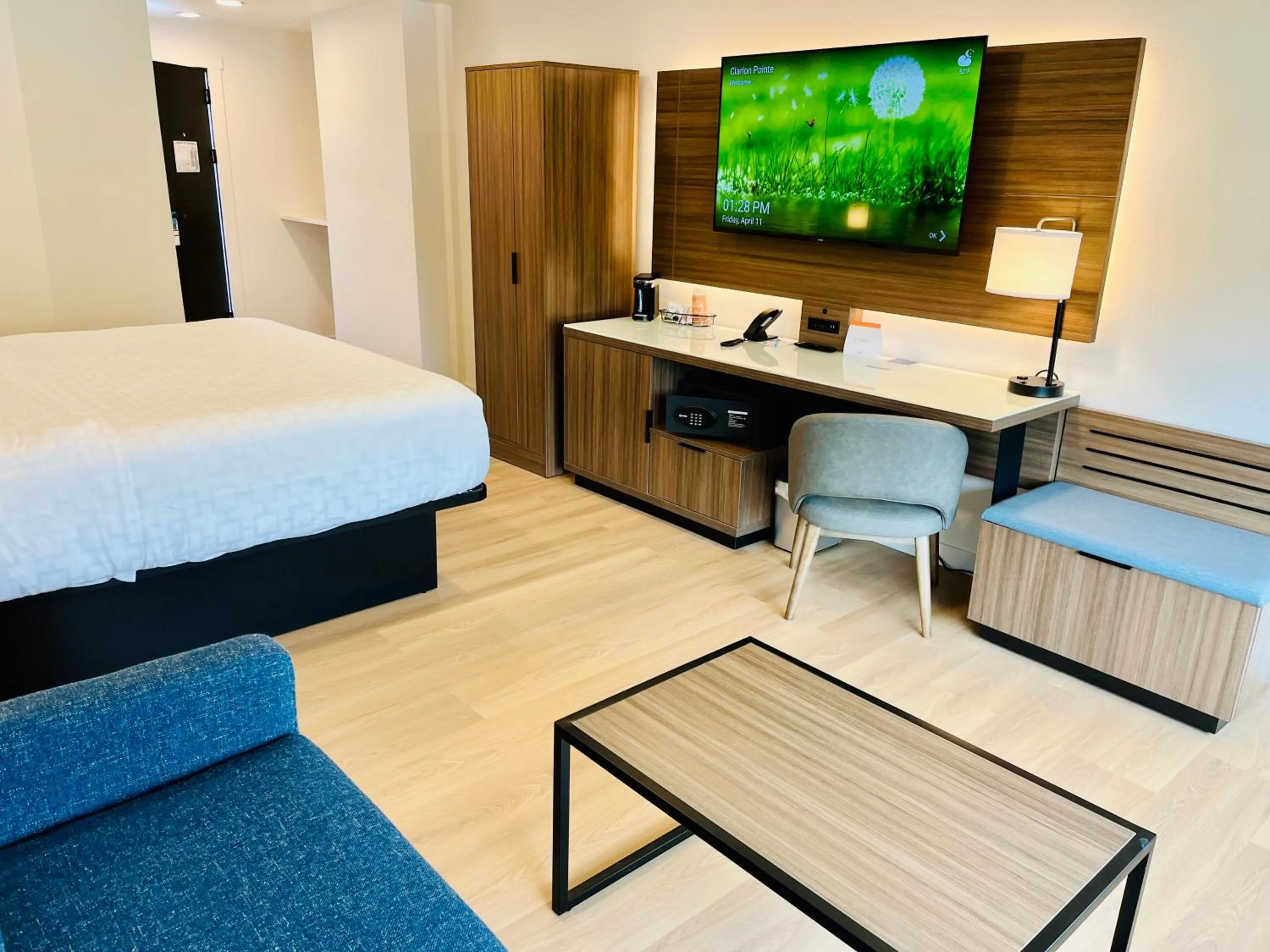 TV and multimedia, Bed in Clarion Pointe Mount Vernon - Burlington