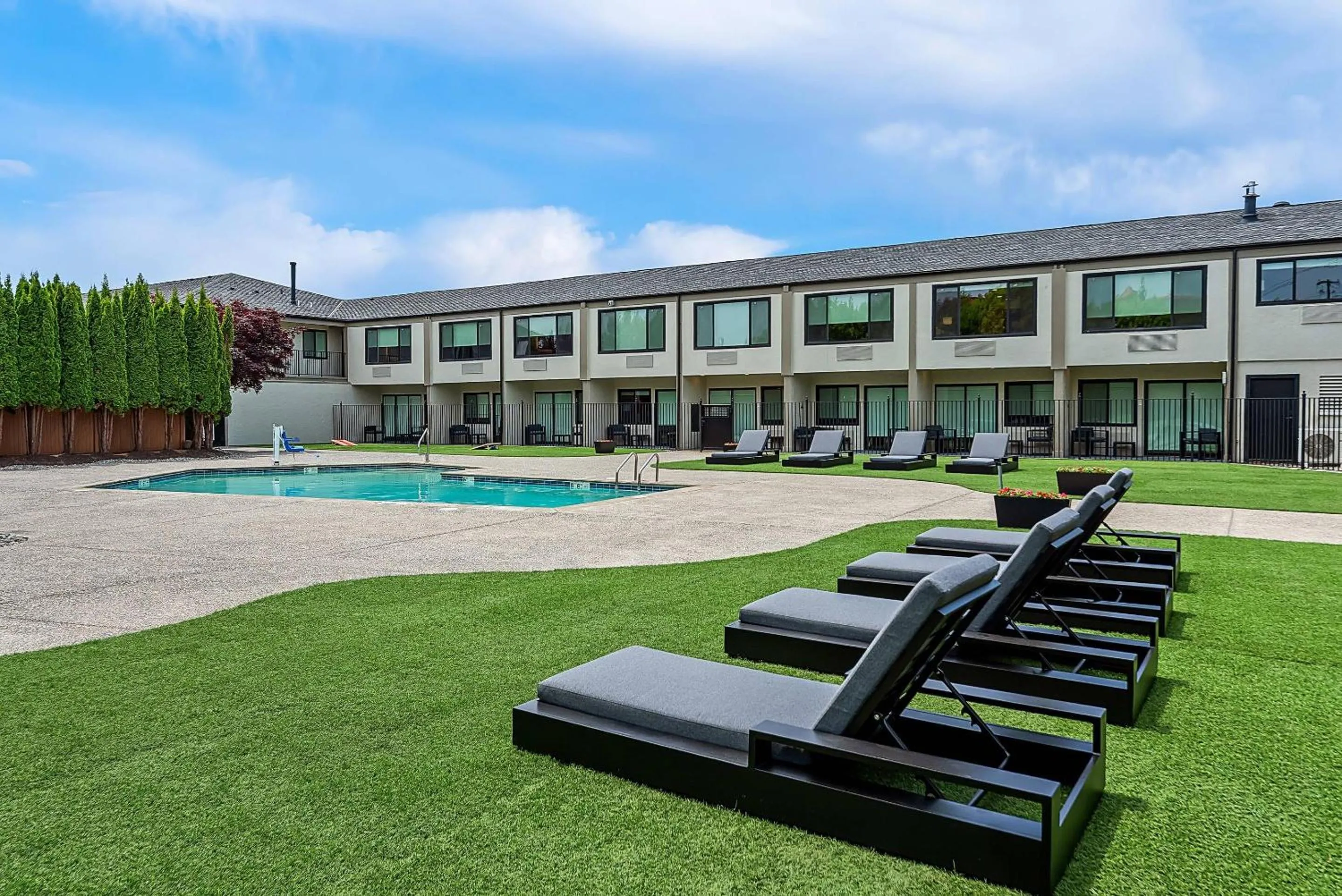 Swimming pool in Clarion Pointe Mount Vernon - Burlington