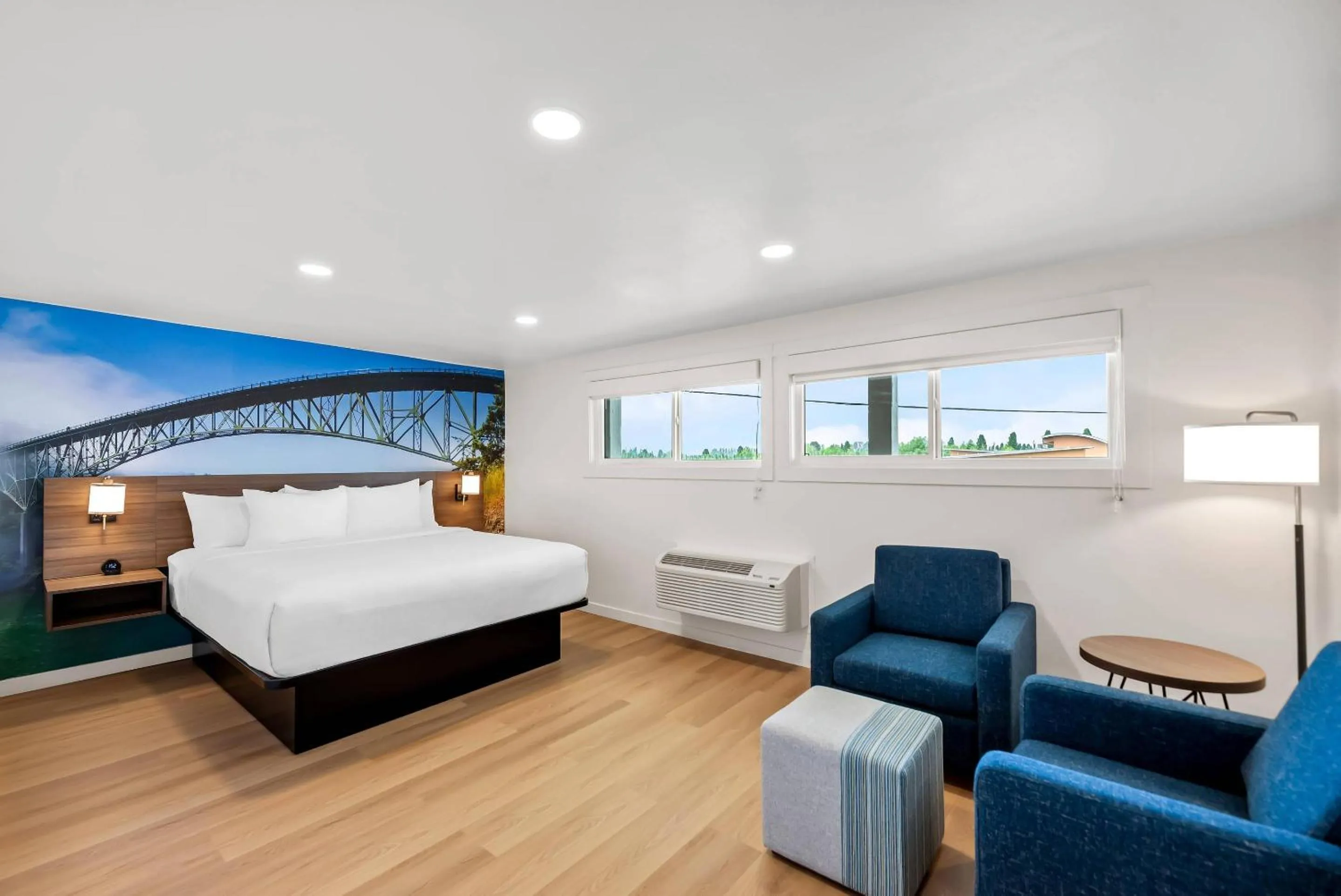 Bedroom, Bed in Clarion Pointe Mount Vernon - Burlington