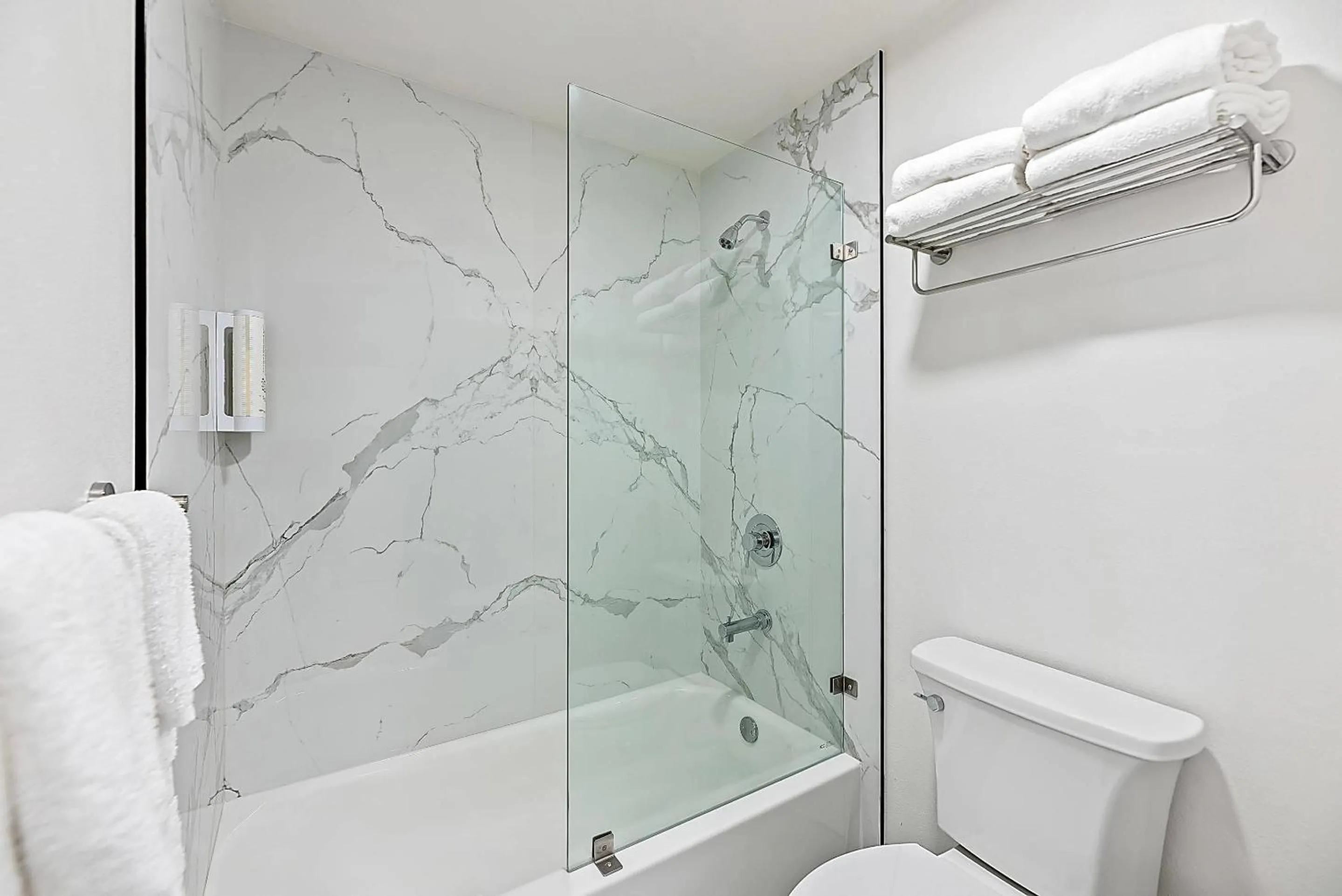 Bedroom in Clarion Pointe Mount Vernon - Burlington