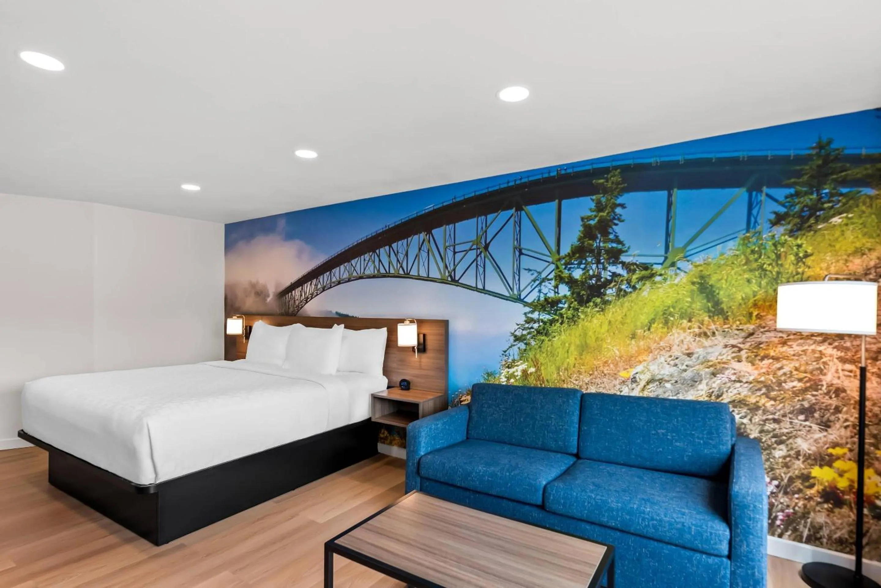 Bedroom, Bed in Clarion Pointe Mount Vernon - Burlington