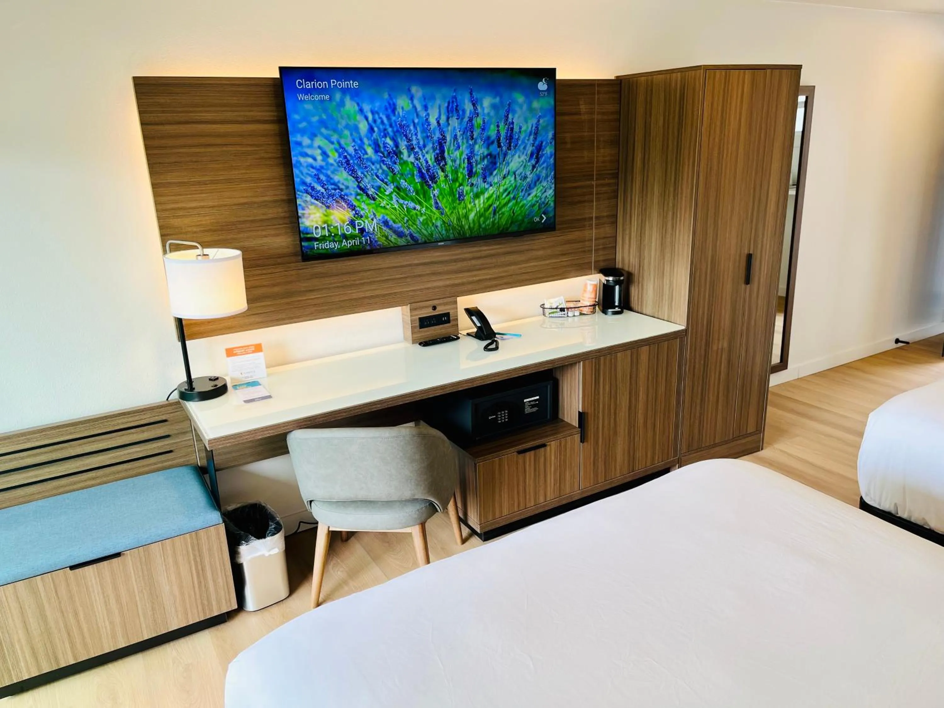 TV and multimedia, Bed in Clarion Pointe Mount Vernon - Burlington