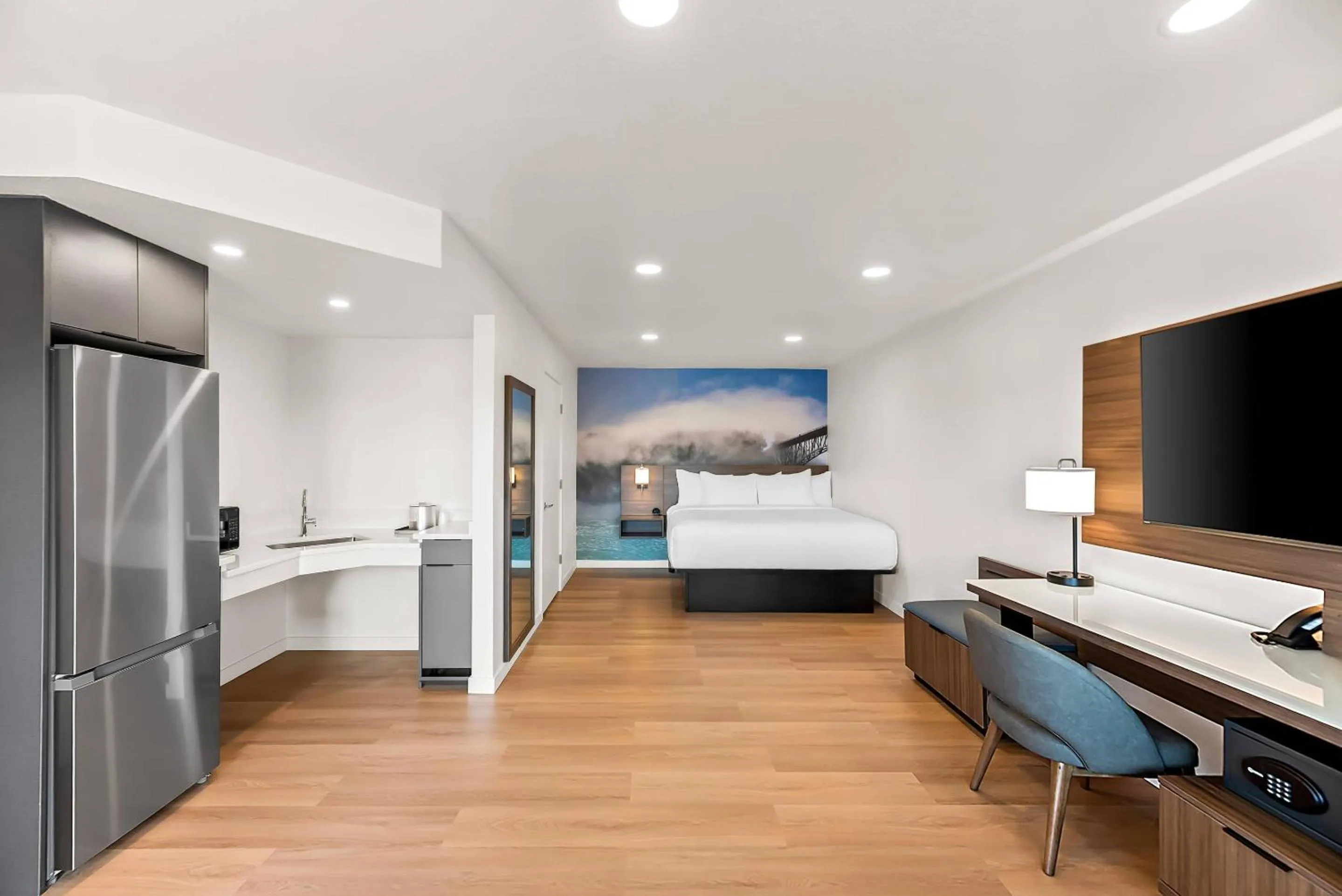 Bedroom, Bed in Clarion Pointe Mount Vernon - Burlington