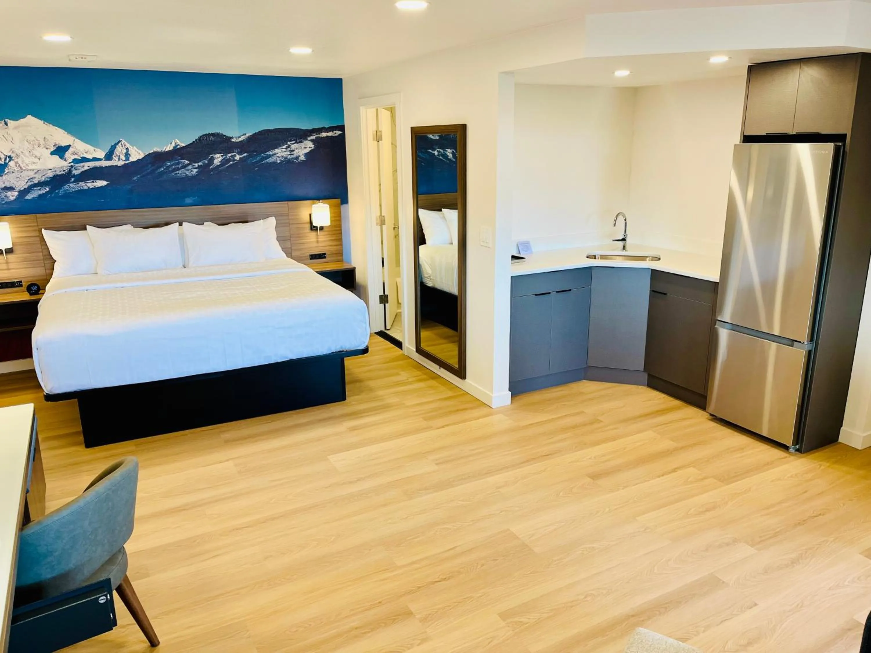 Kitchen or kitchenette, Bed in Clarion Pointe Mount Vernon - Burlington