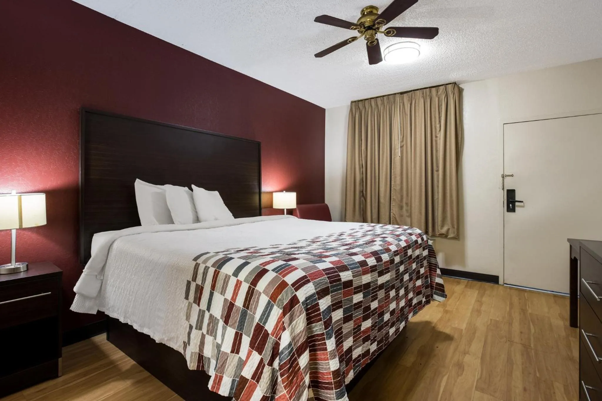 Photo of the whole room, Bed in Red Roof Inn & Suites Statesboro - University