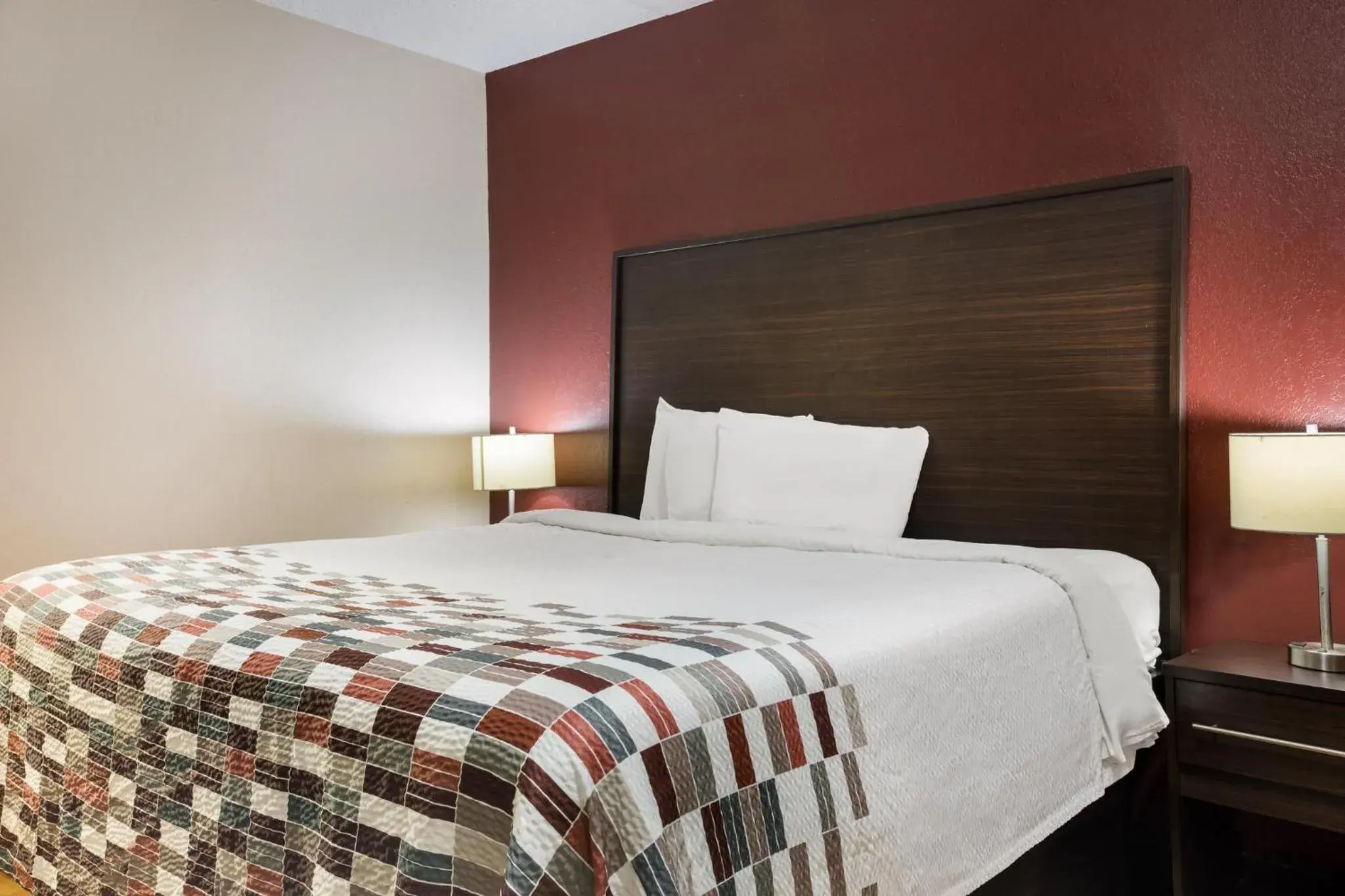 Standard King Room Non-Smoking in Red Roof Inn & Suites Statesboro - University Standard King Room Non-Smoking in Red Roof Inn & Suites Statesboro - University