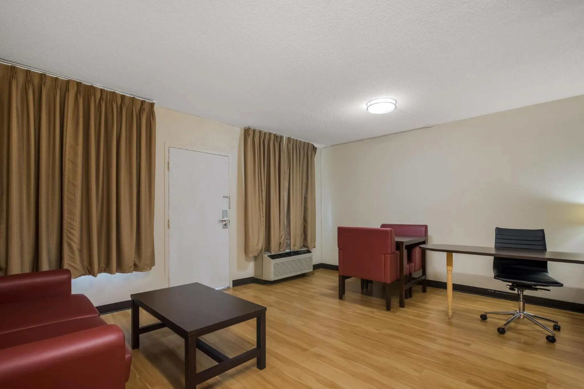 Photo of the whole room in Red Roof Inn & Suites Statesboro - University
