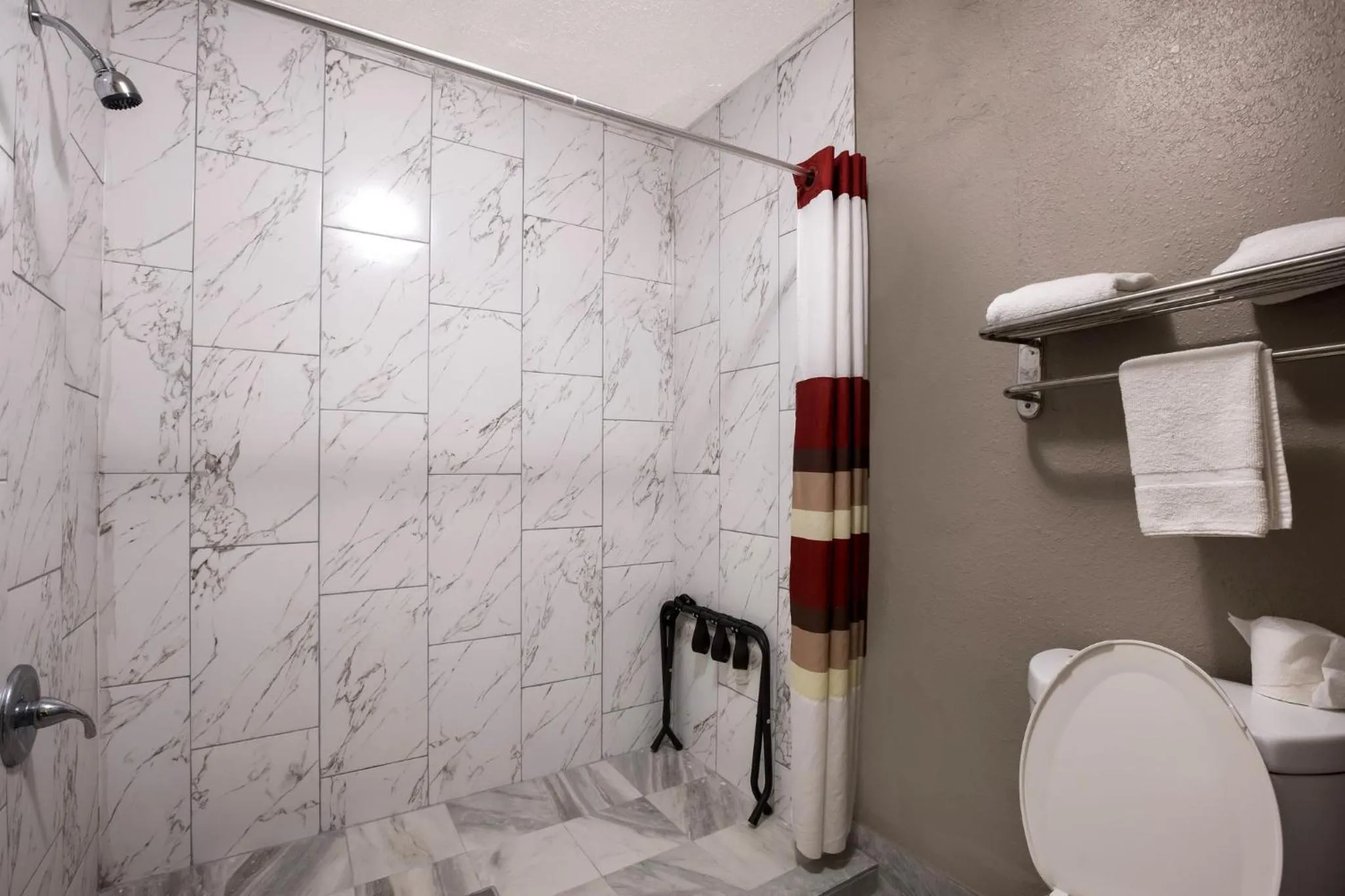 Bathroom in Red Roof Inn & Suites Statesboro - University