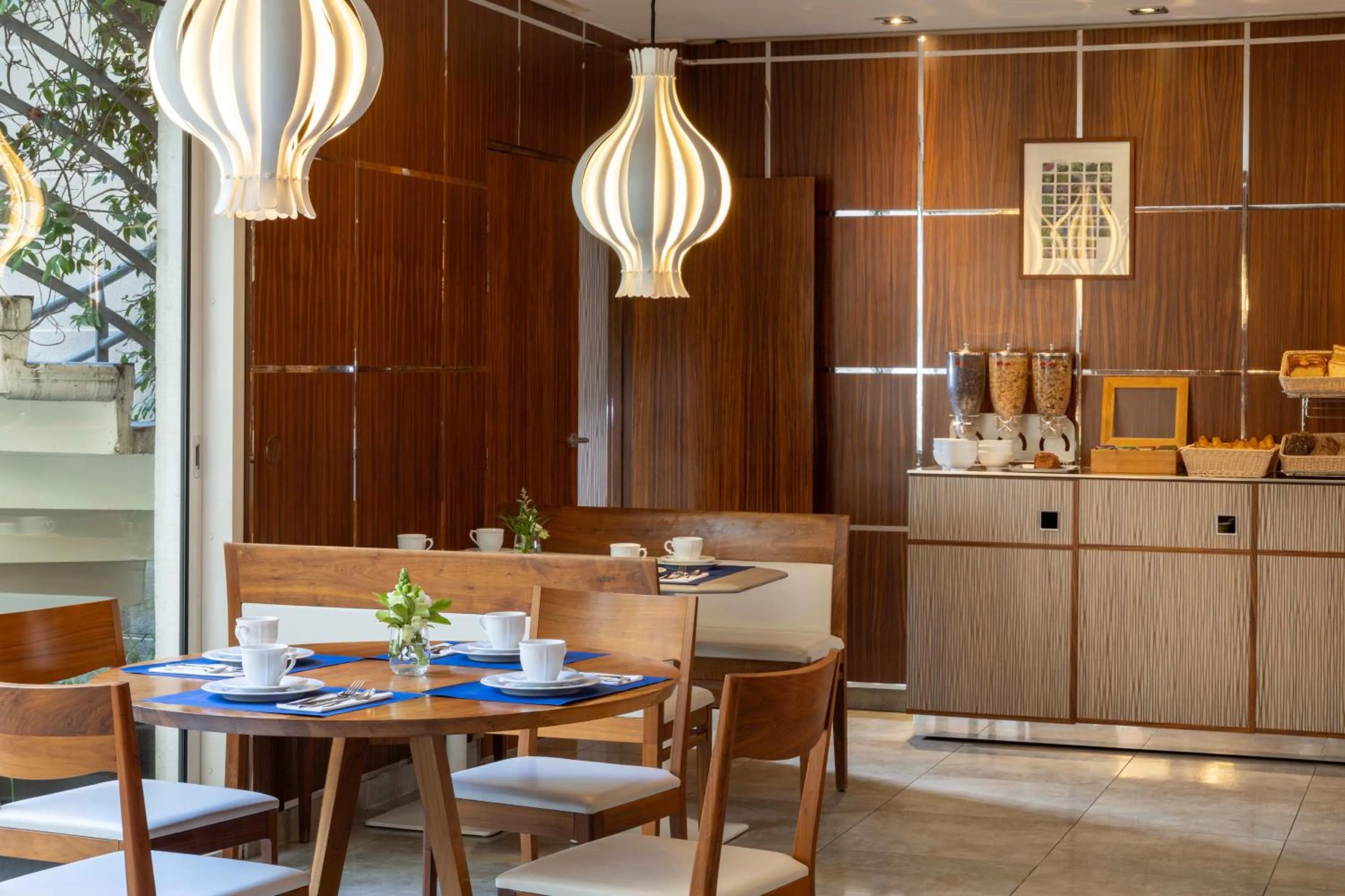 Breakfast in Jardins Eiffel