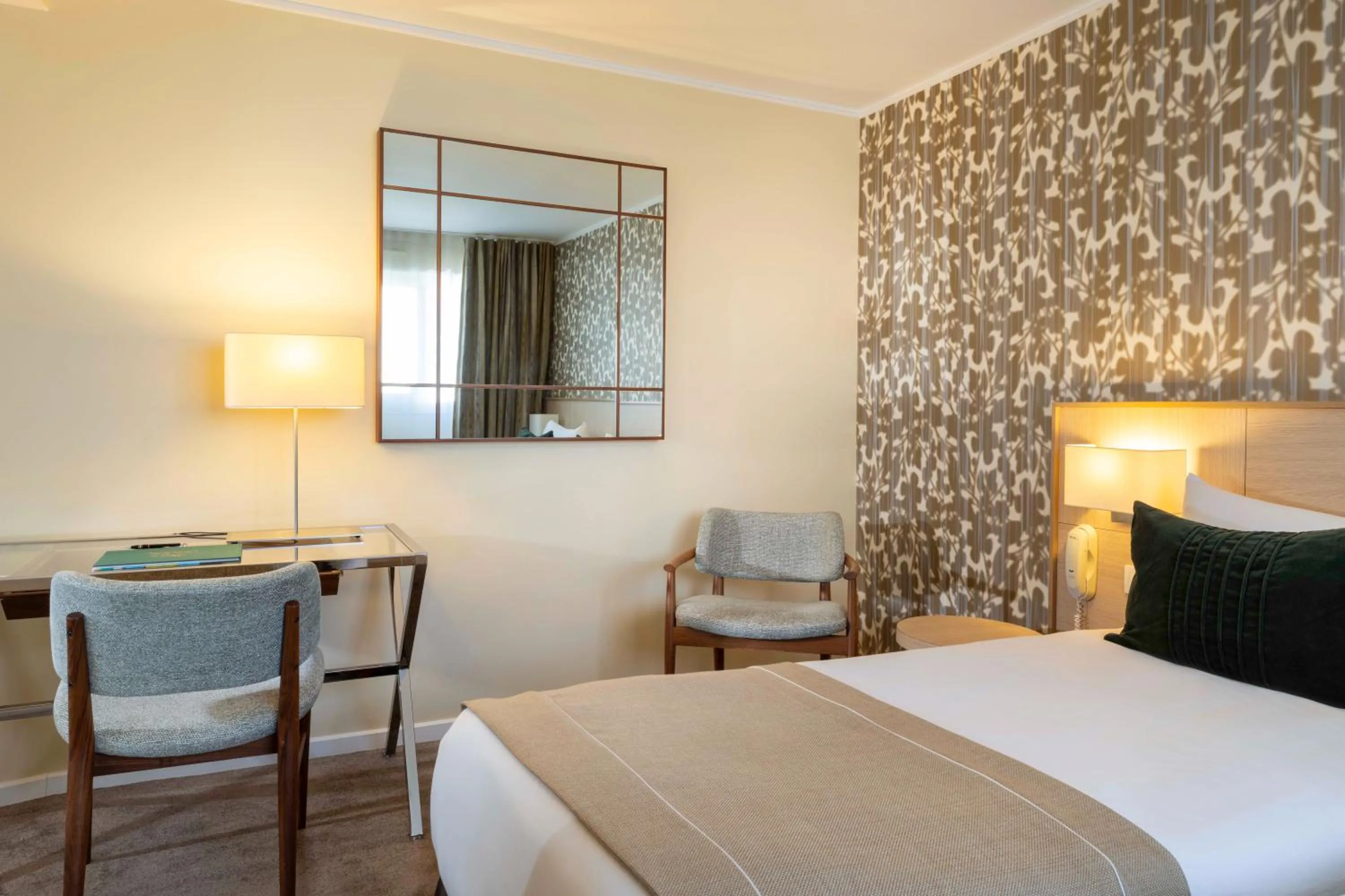 Bedroom, Bed in Jardins Eiffel