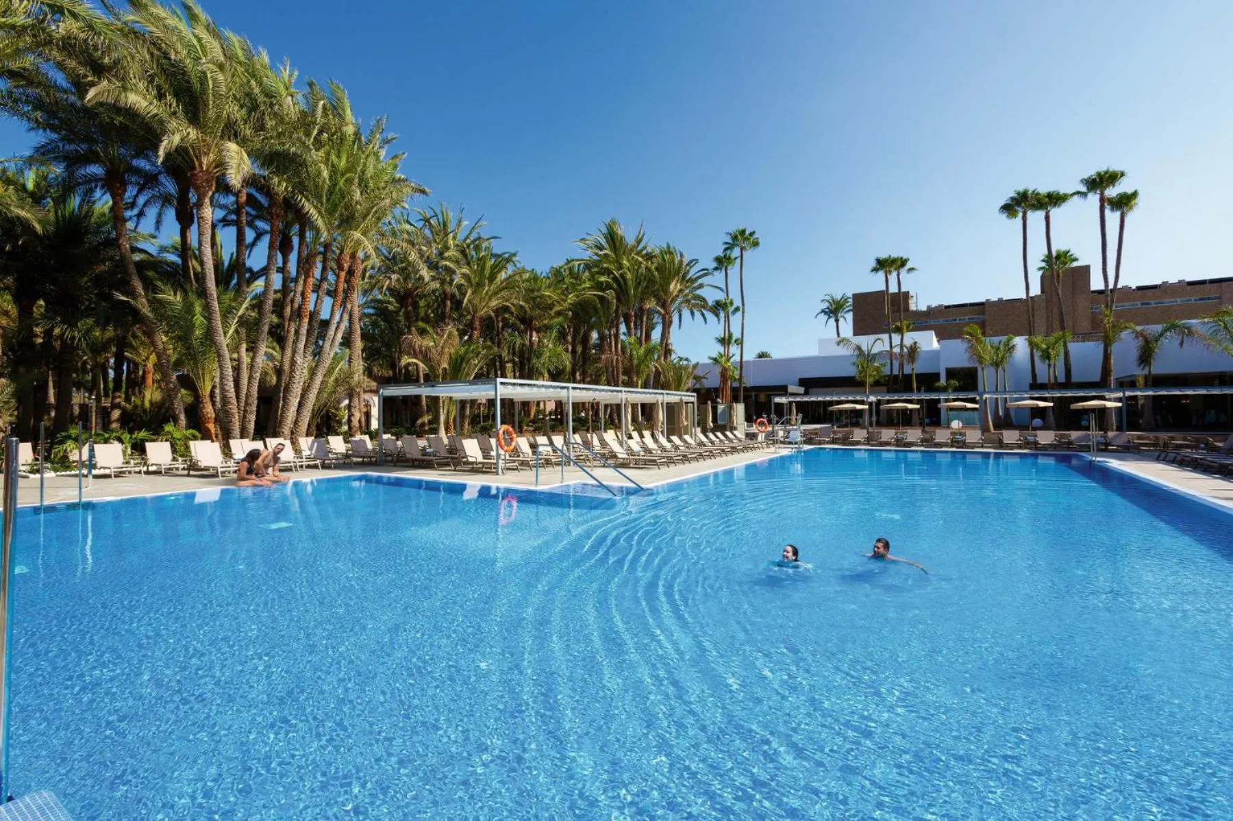 Swimming pool in Hotel Riu Palace Oasis