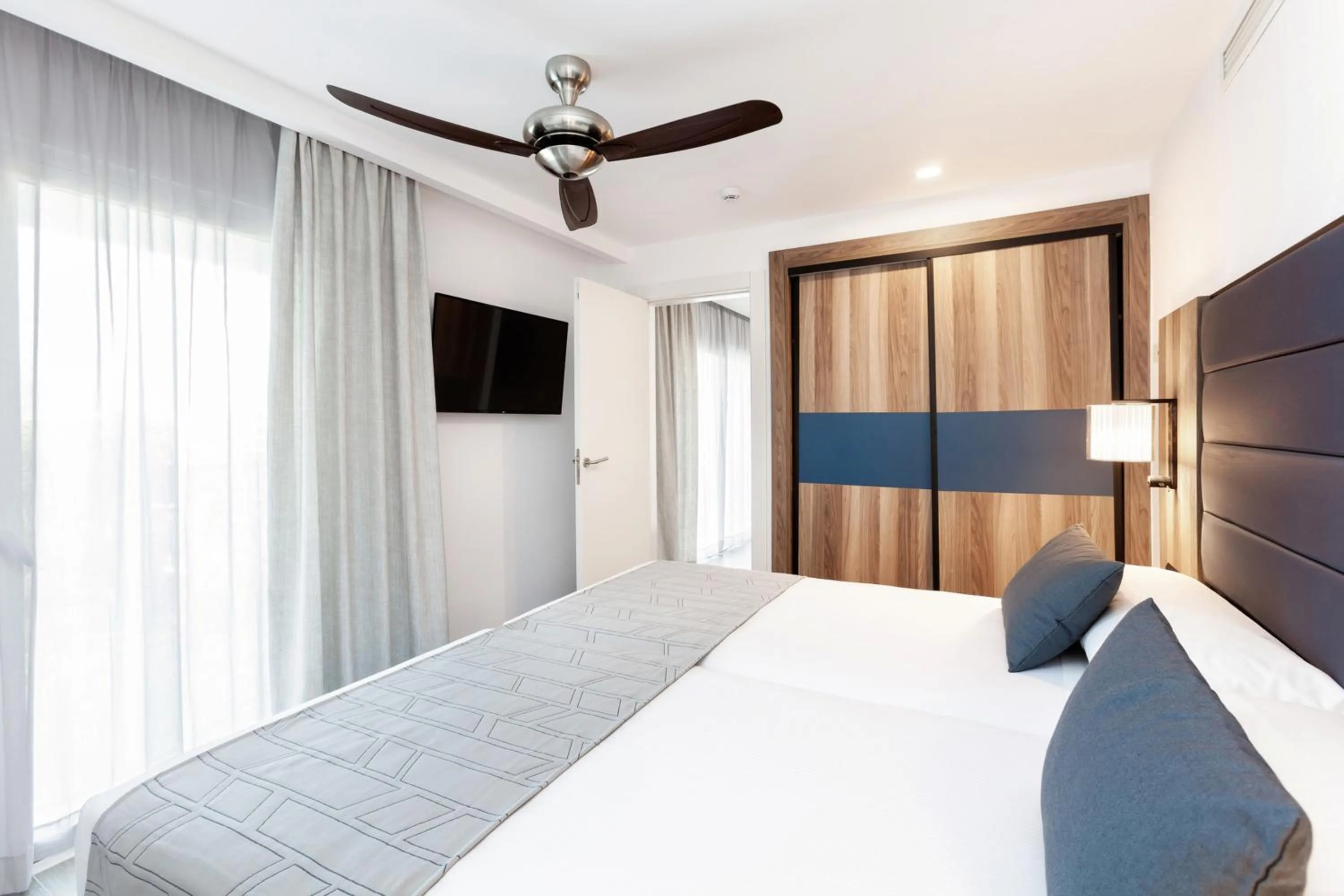 Photo of the whole room, Bed in Hotel Riu Palace Oasis