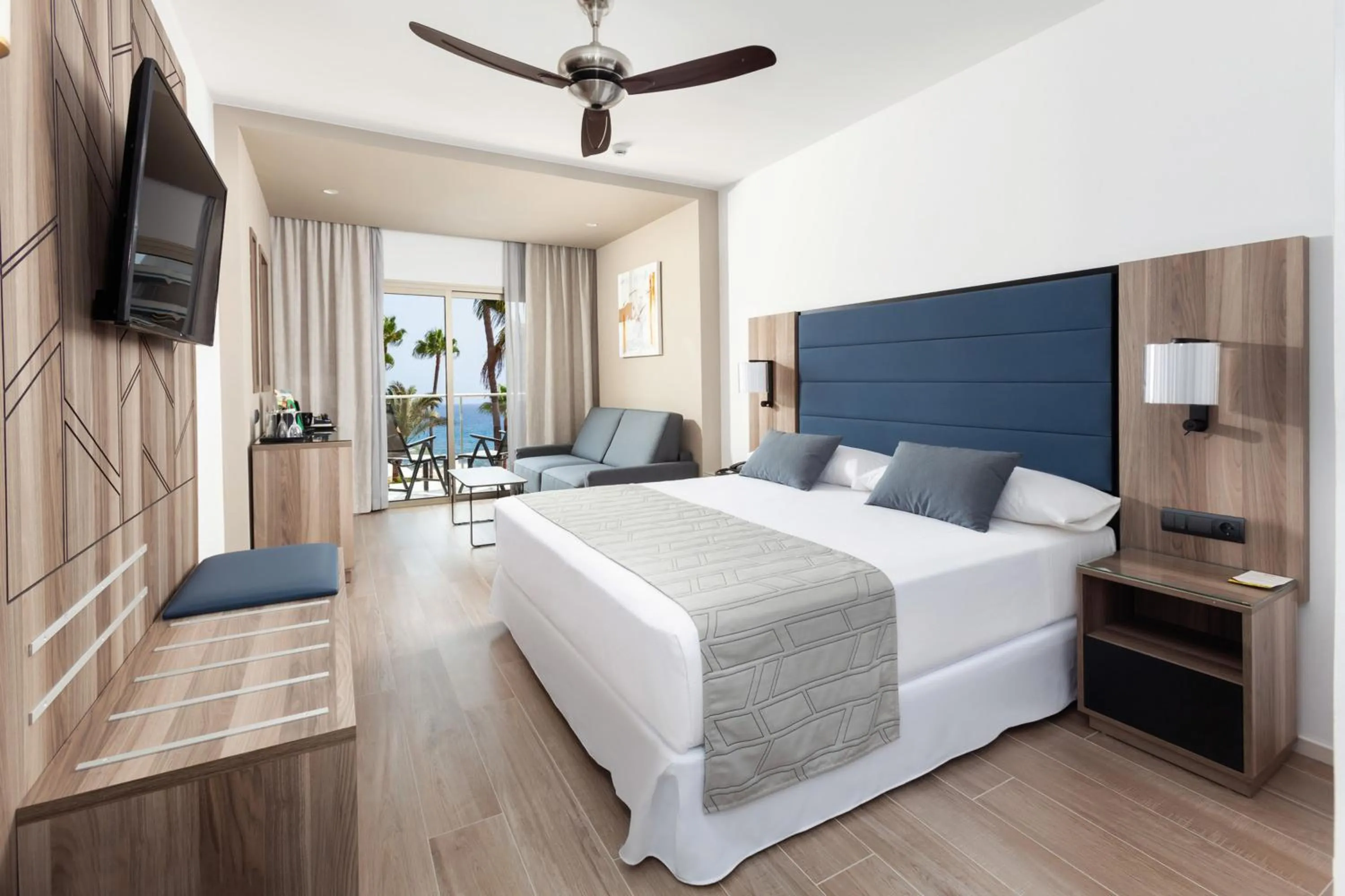 TV and multimedia, Bed in Hotel Riu Palace Oasis