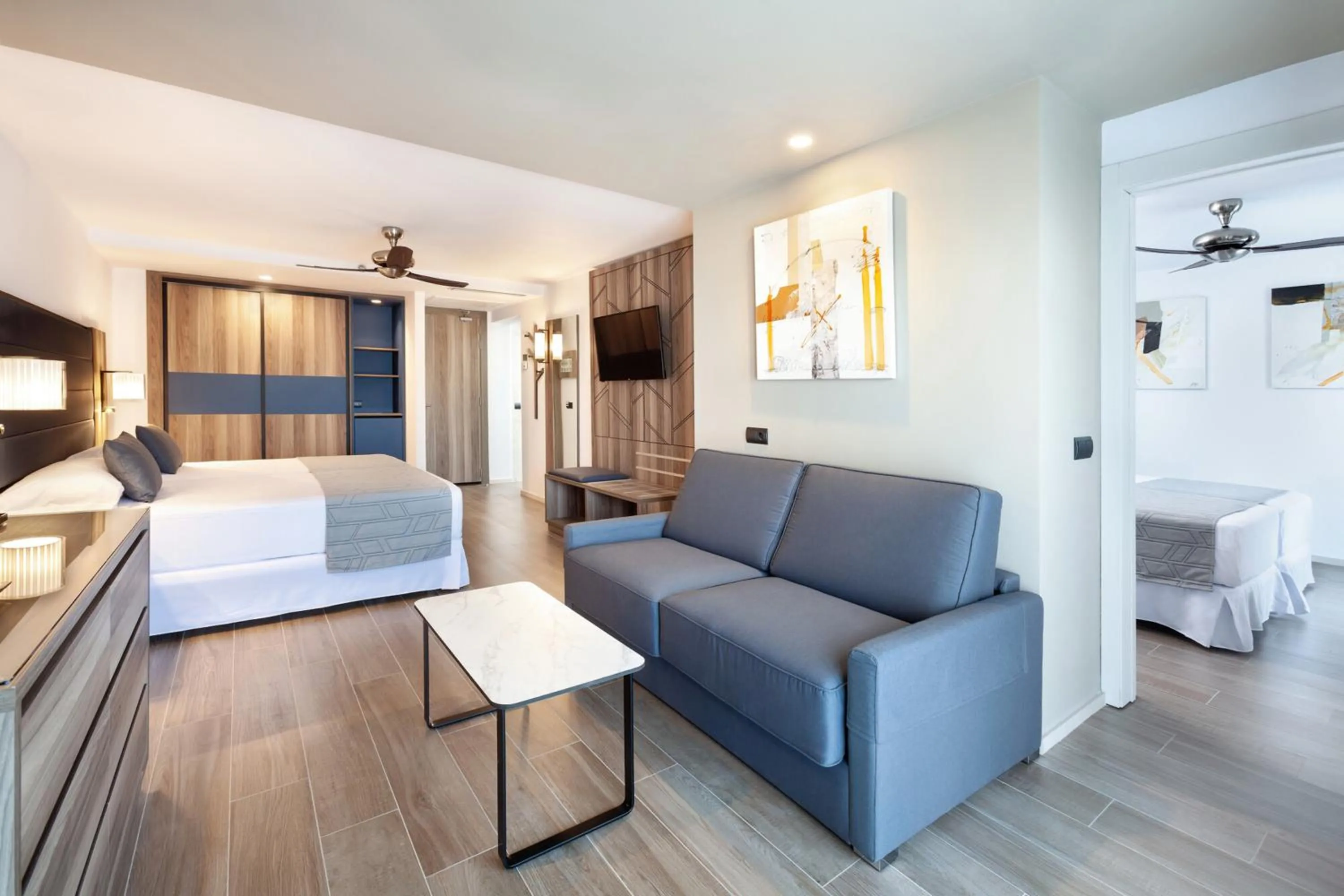 Photo of the whole room, Bed in Hotel Riu Palace Oasis