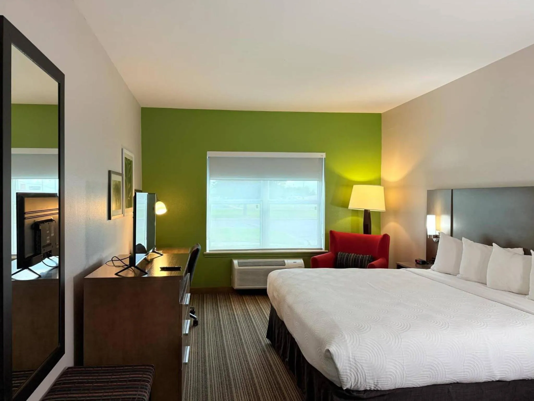 Bedroom, Bed in Country Inn & Suites by Radisson, Harlingen, TX