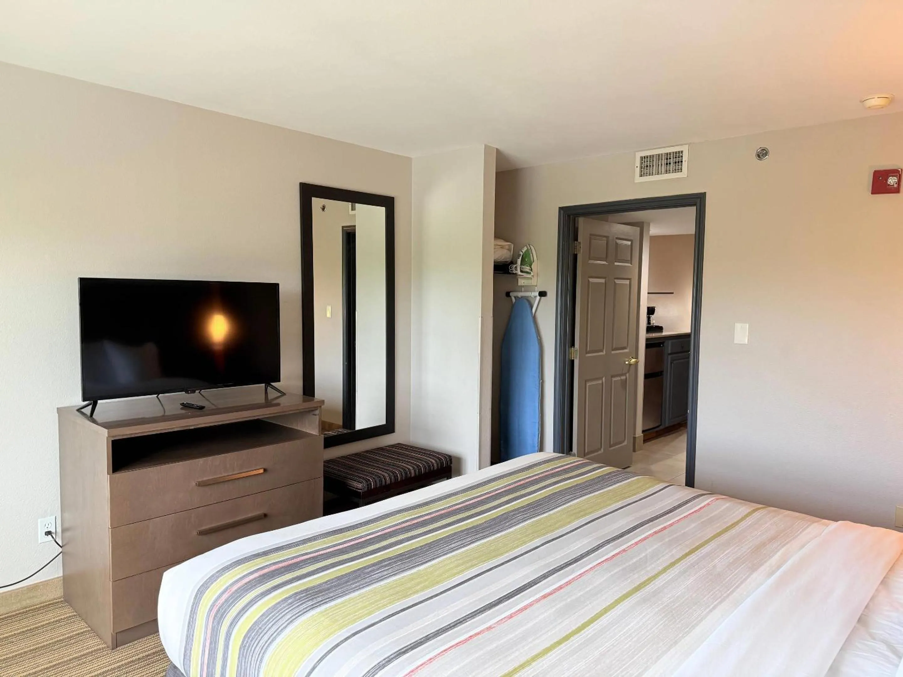 Bedroom, Bed in Country Inn & Suites by Radisson, Harlingen, TX