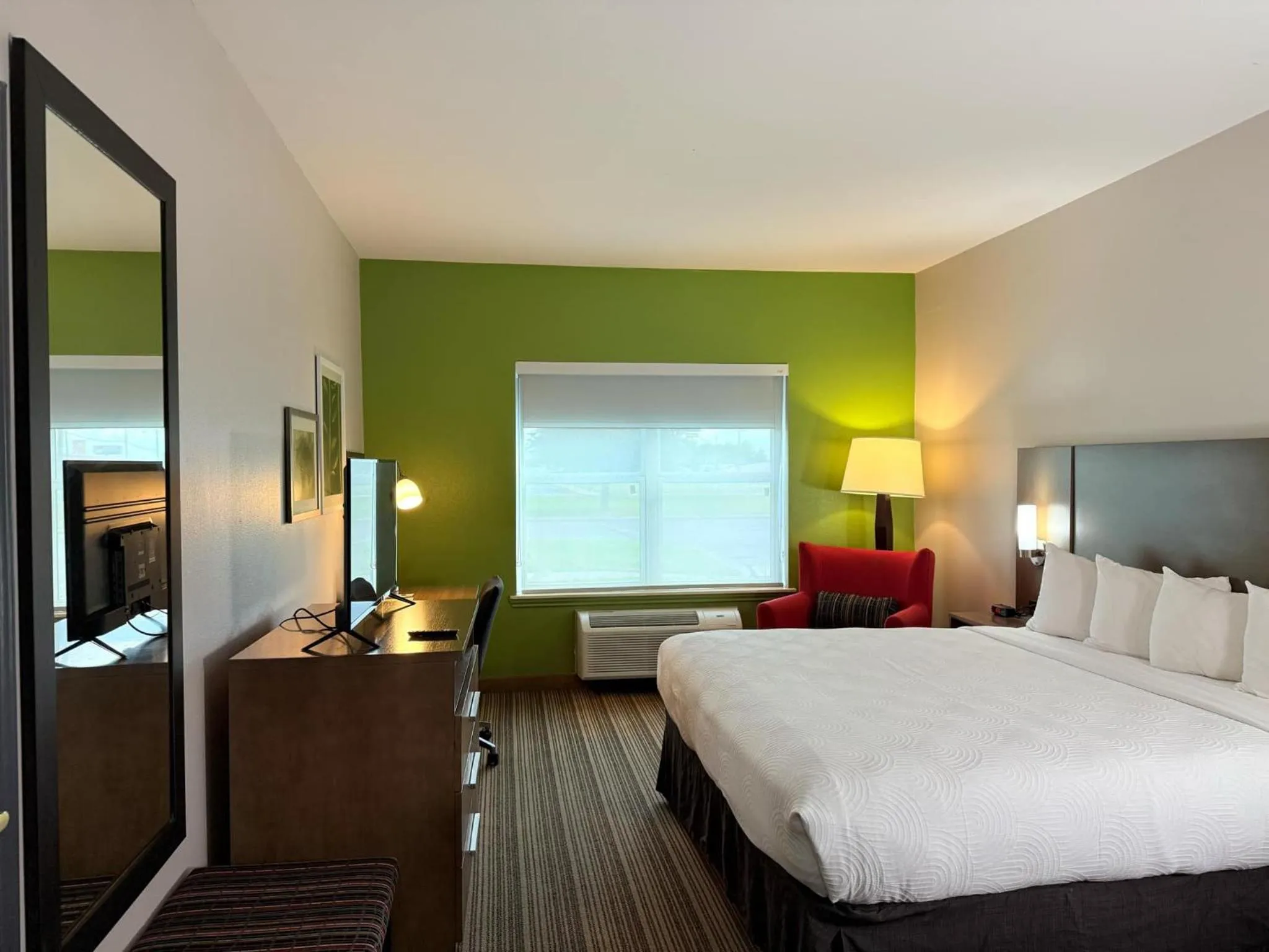 Bed in Country Inn & Suites by Radisson, Harlingen, TX