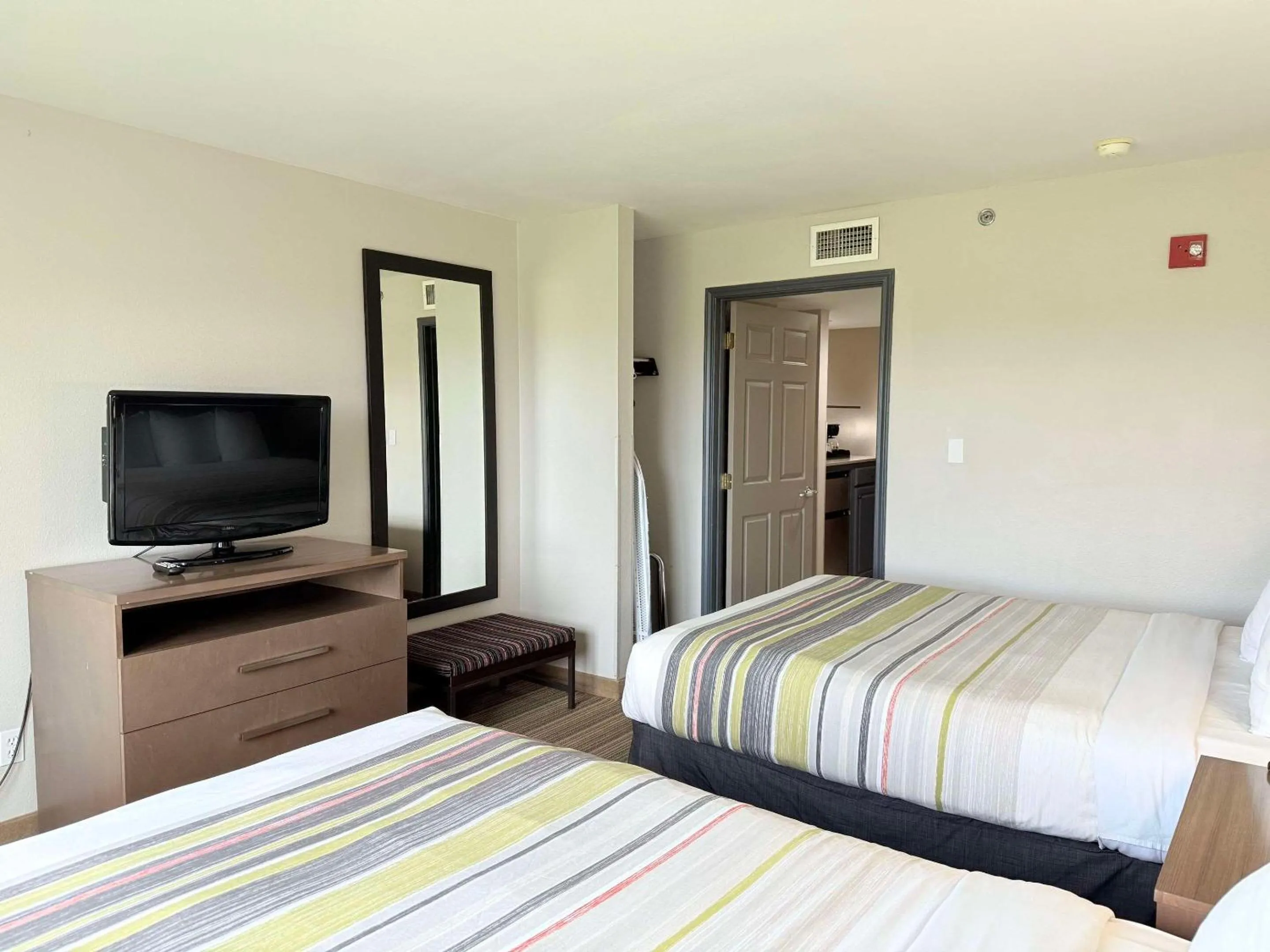 Bedroom, Bed in Country Inn & Suites by Radisson, Harlingen, TX