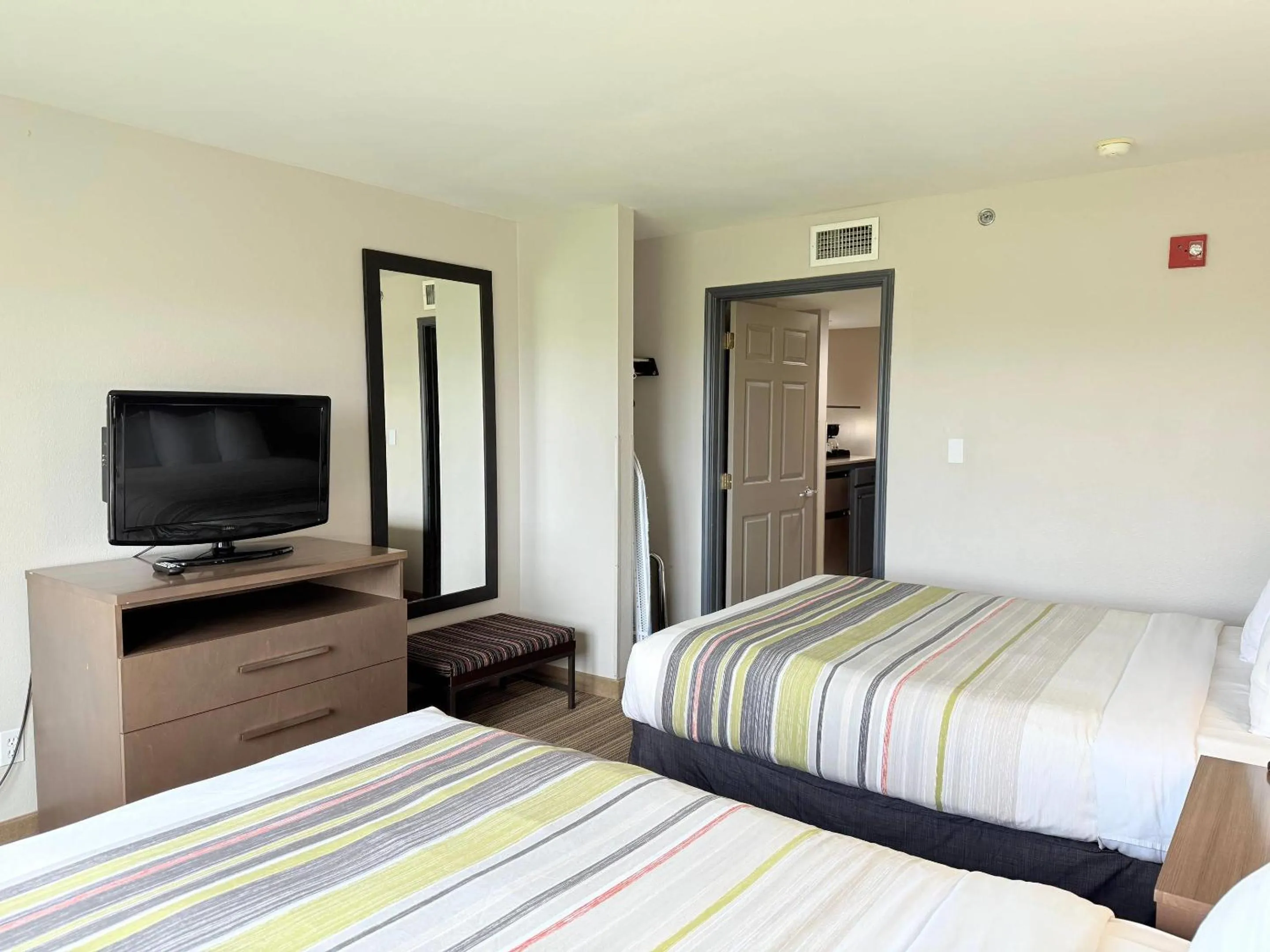 Bedroom, Bed in Country Inn & Suites by Radisson, Harlingen, TX