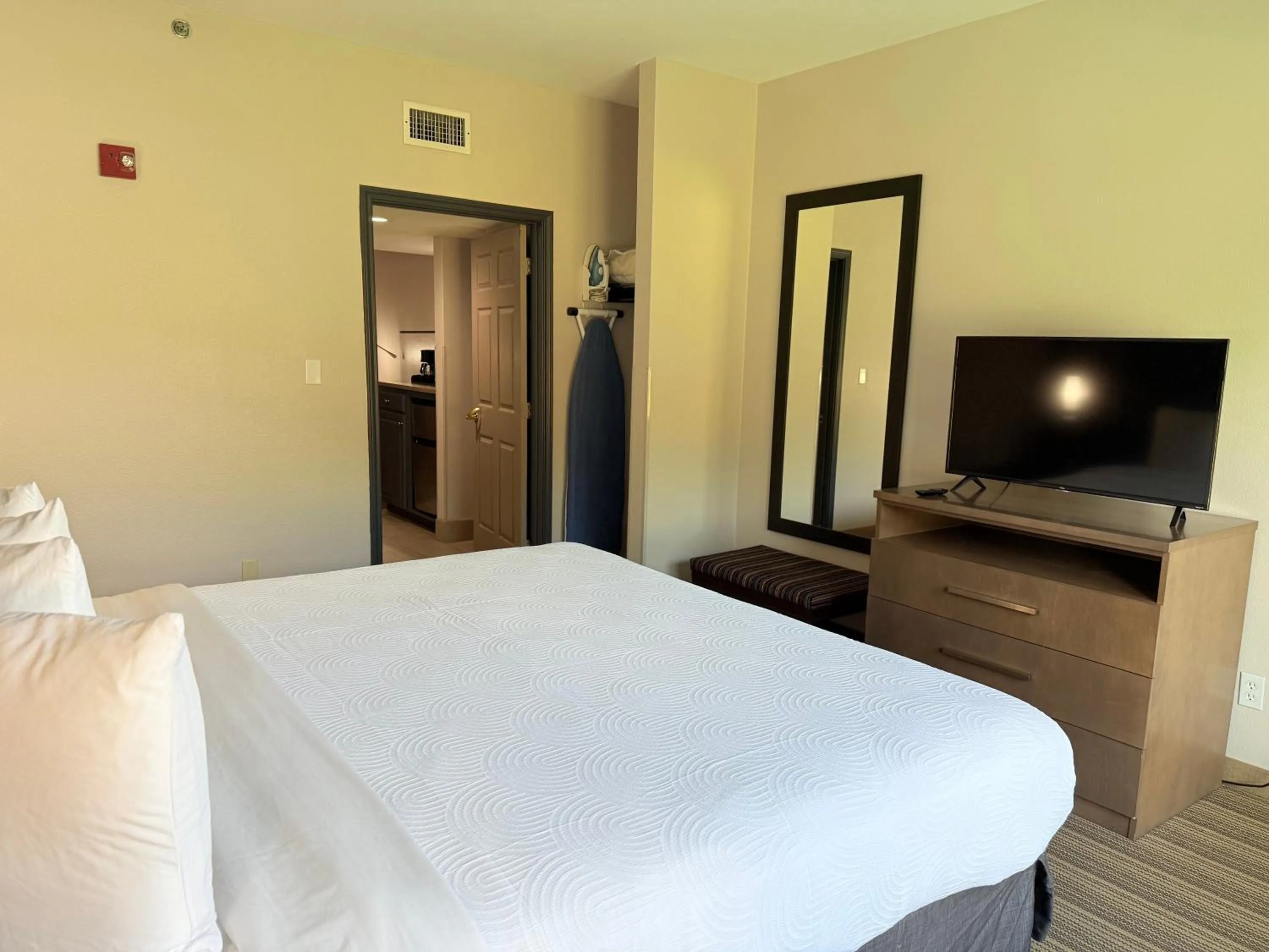 Bedroom, Bed in Country Inn & Suites by Radisson, Harlingen, TX