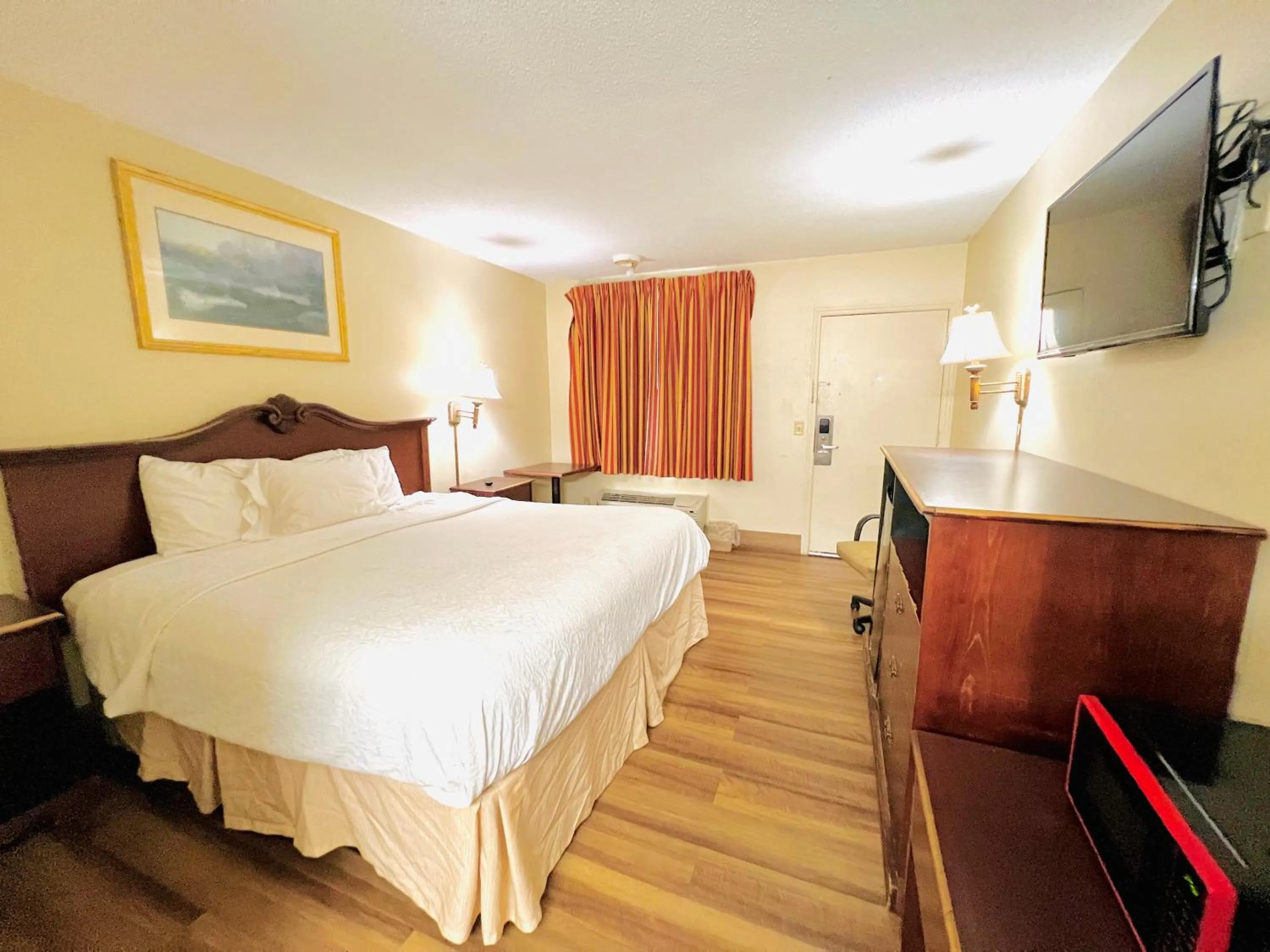 Bed in Knights Inn Point South Yemassee