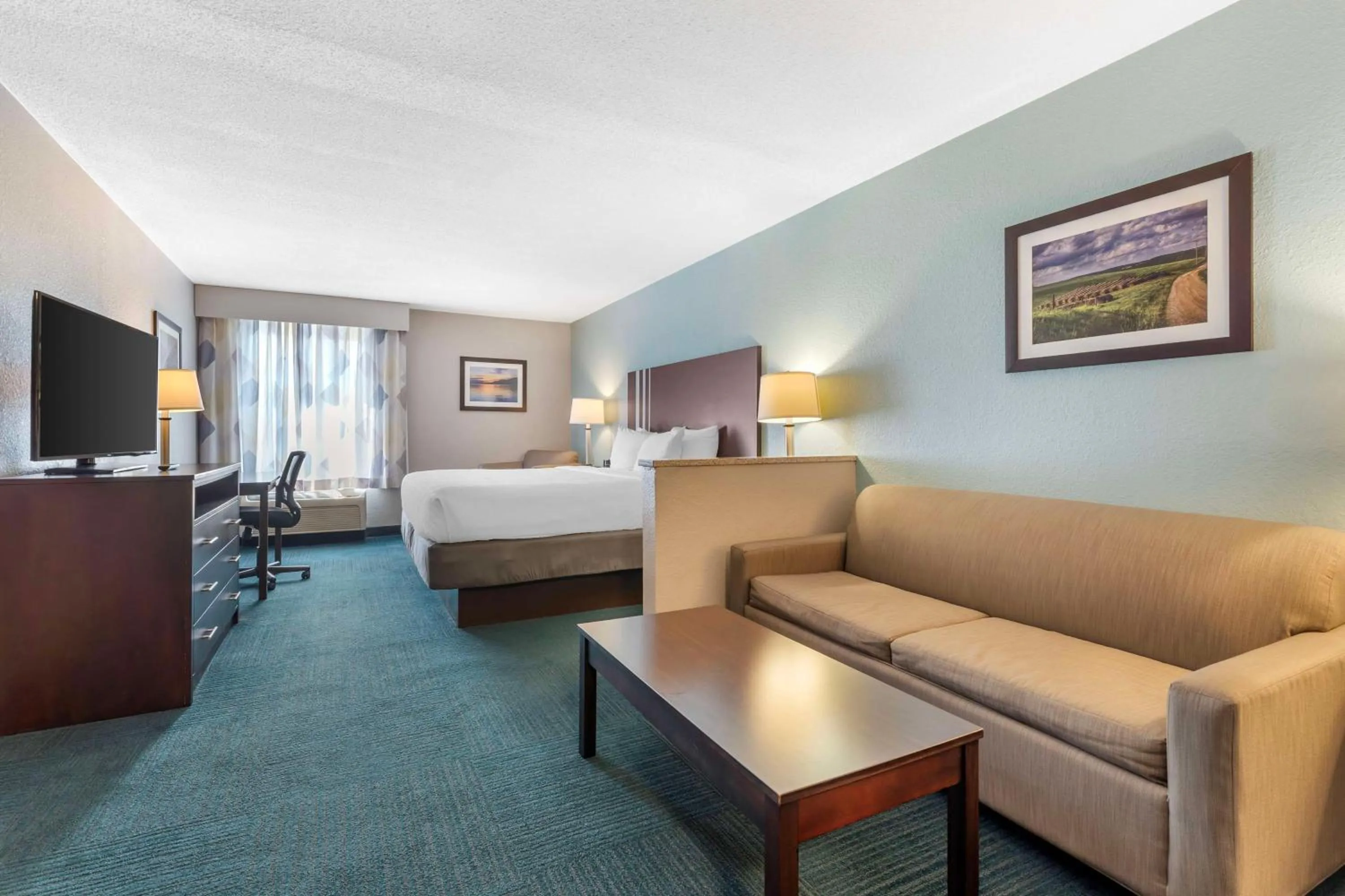 Bedroom, Bed in Best Western St. Clairsville Inn & Suites