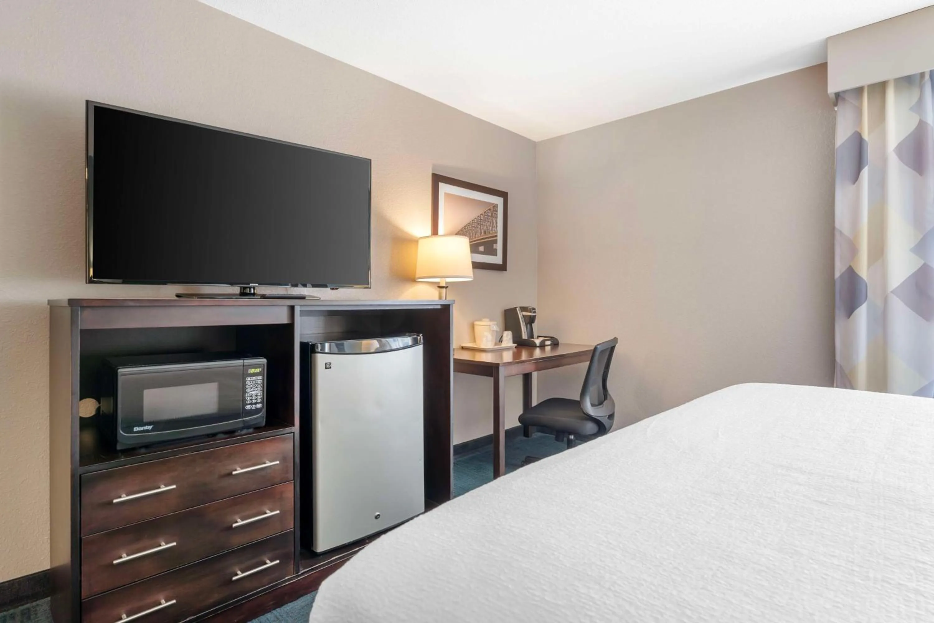 Bedroom, Bed in Best Western St. Clairsville Inn & Suites