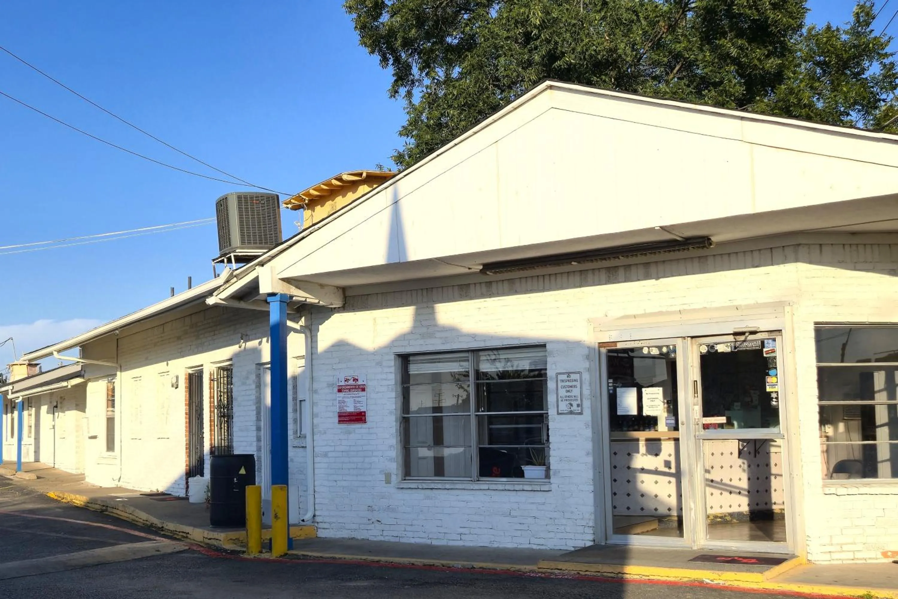 Facade/entrance in Cole Manor Motel By OYO Love Field Market Center