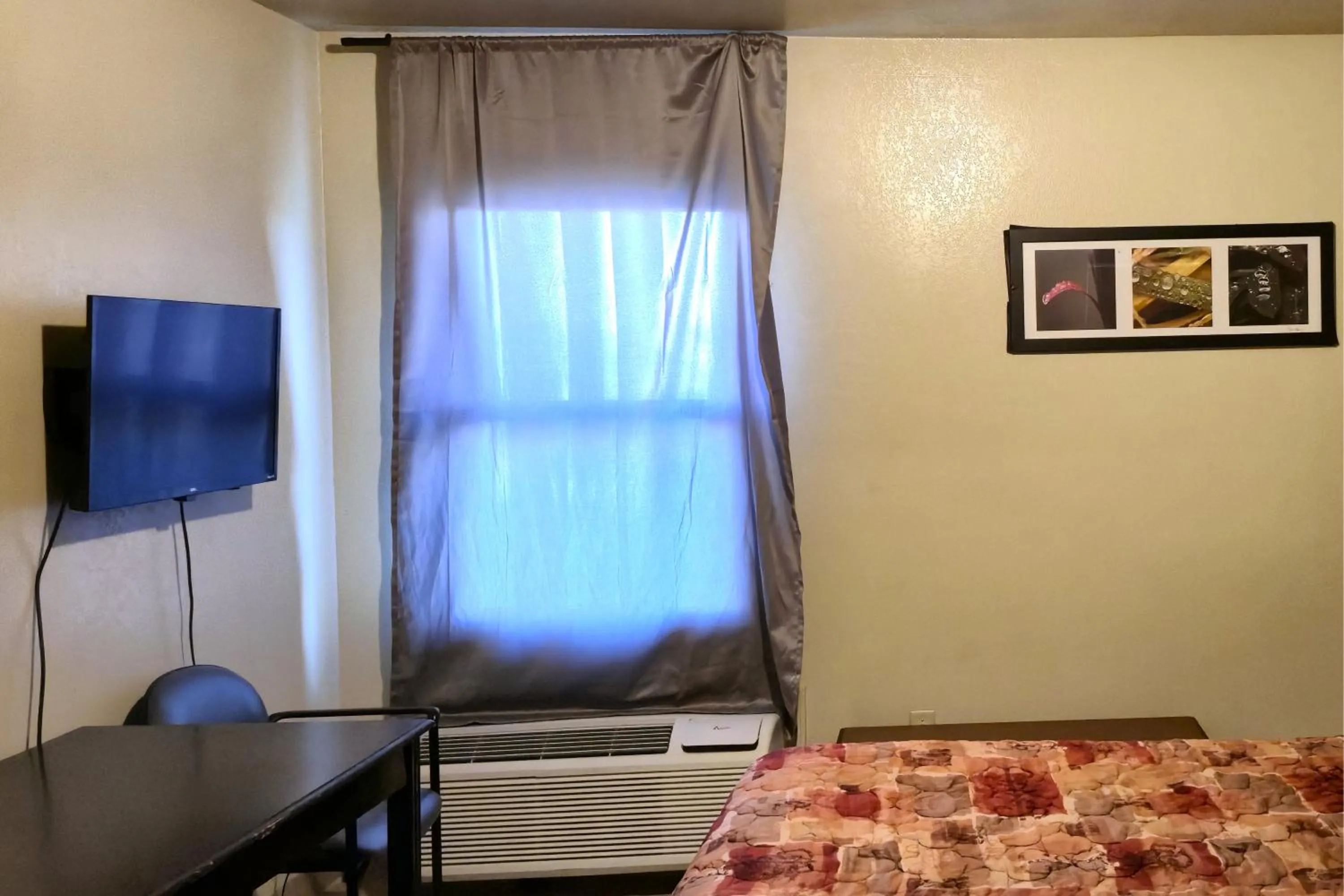 Bedroom, Bed in Cole Manor Motel By OYO Love Field Market Center