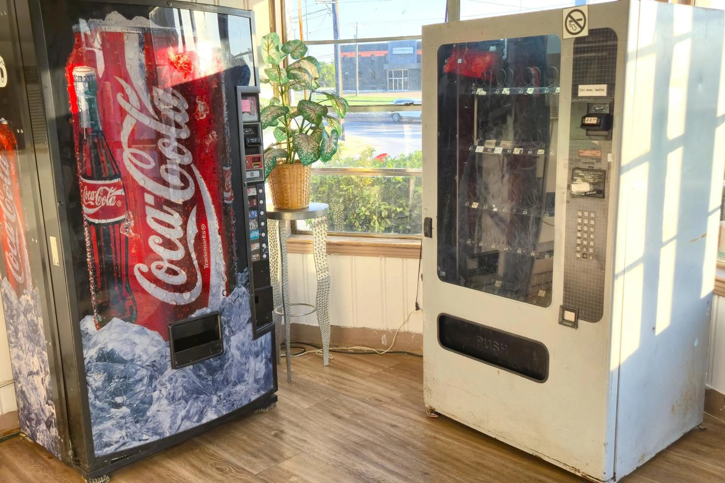 vending machine in Cole Manor Motel By OYO Love Field Market Center