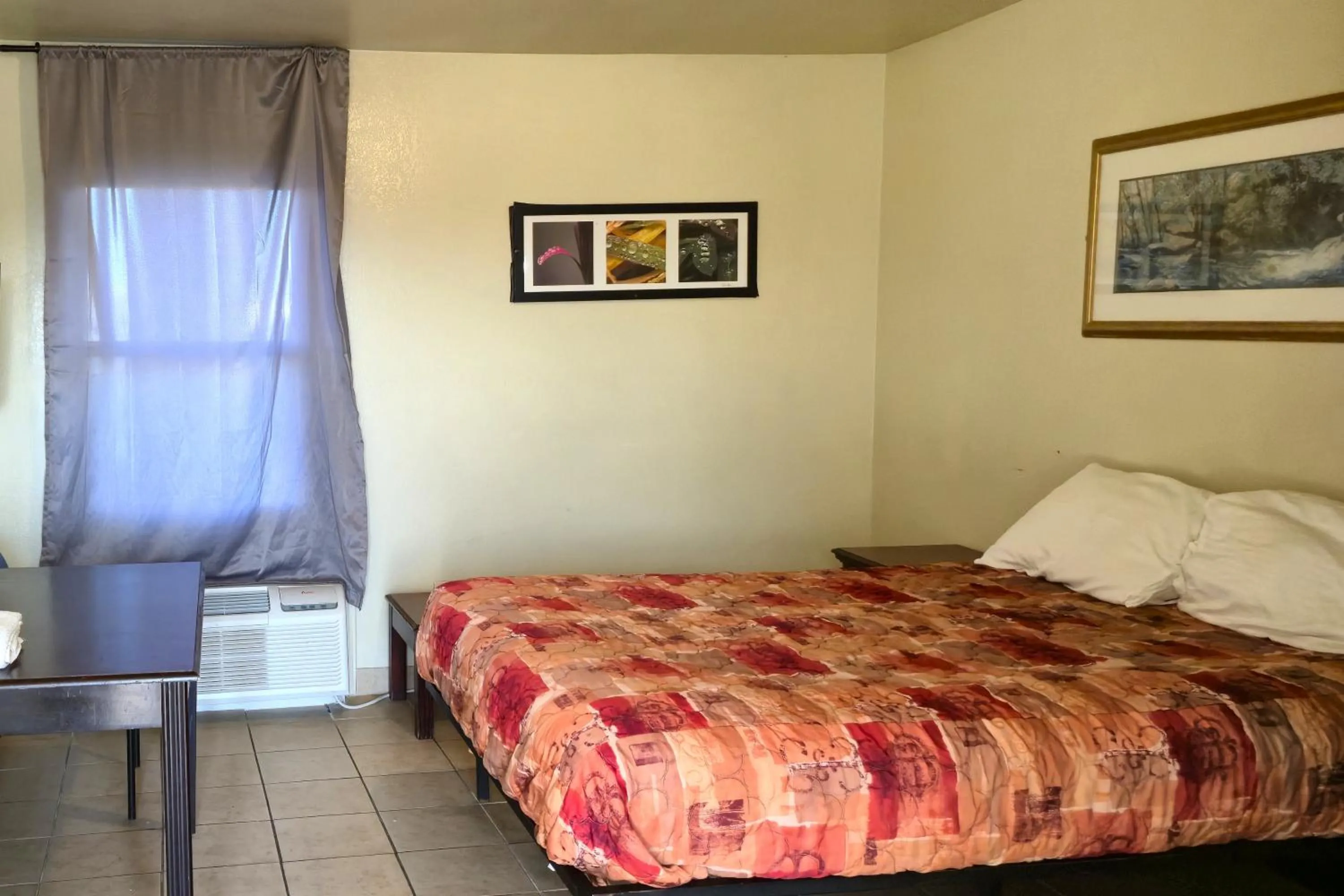 Bedroom, Bed in Cole Manor Motel By OYO Love Field Market Center