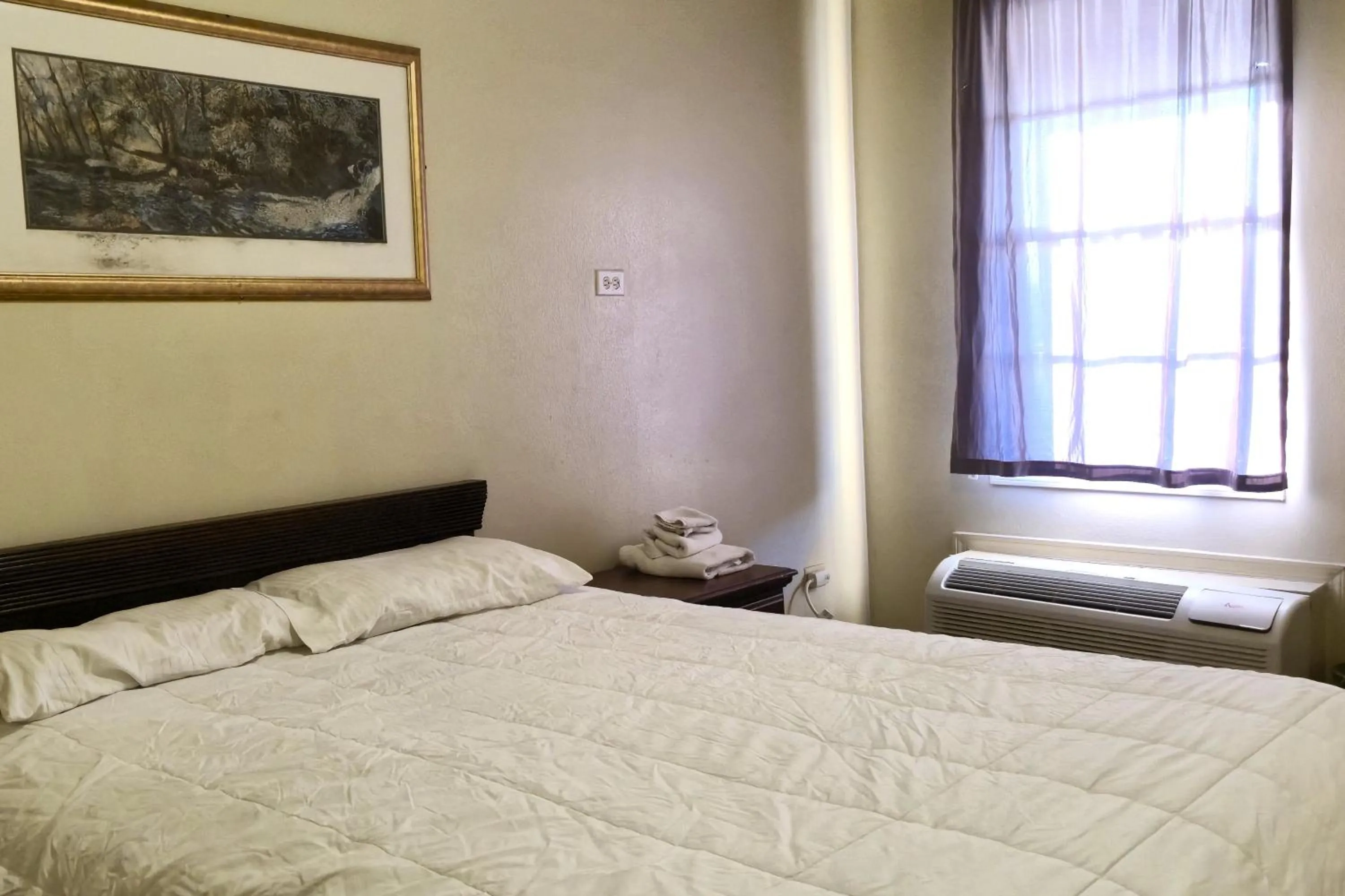 Bedroom, Bed in Cole Manor Motel By OYO Love Field Market Center