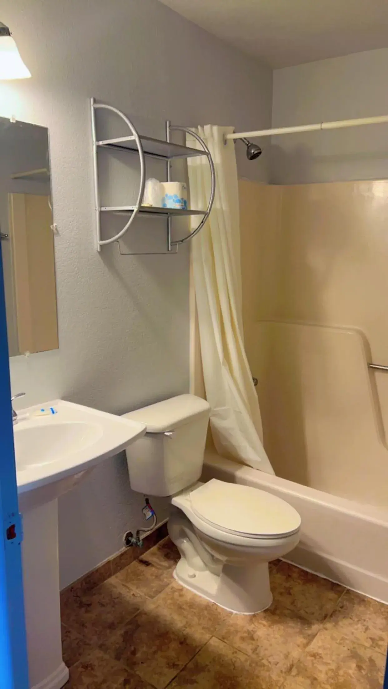 Queen Room - Non-Smoking in Rodeway Inn Queen Room - Non-Smoking in Rodeway Inn