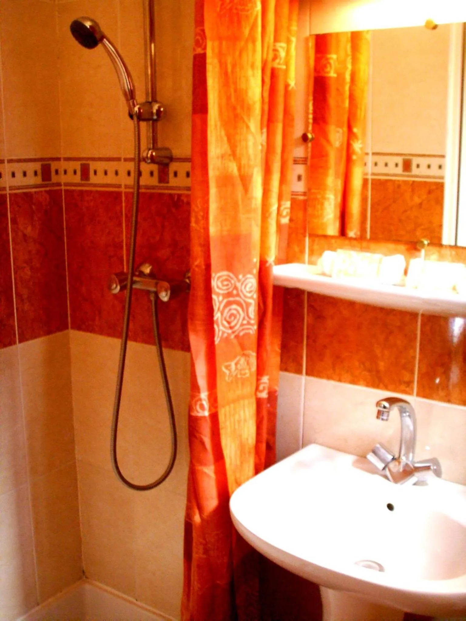 Shower in Hôtel Beaunier