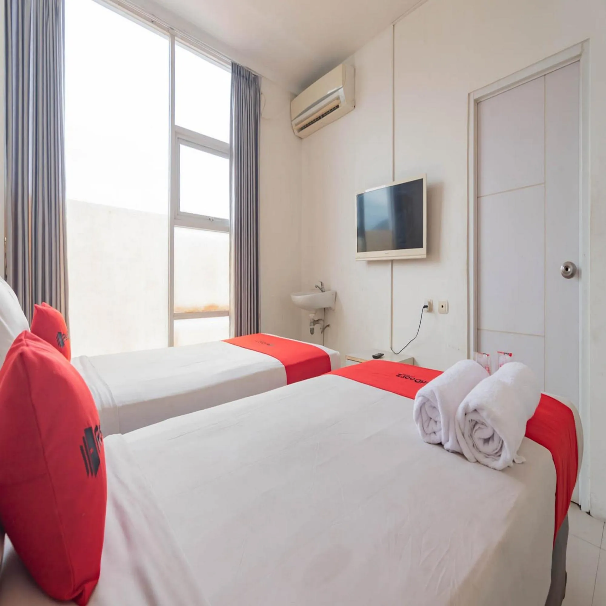 Bedroom, Bed in RedDoorz near Trans Studio Mall Bongo Residence