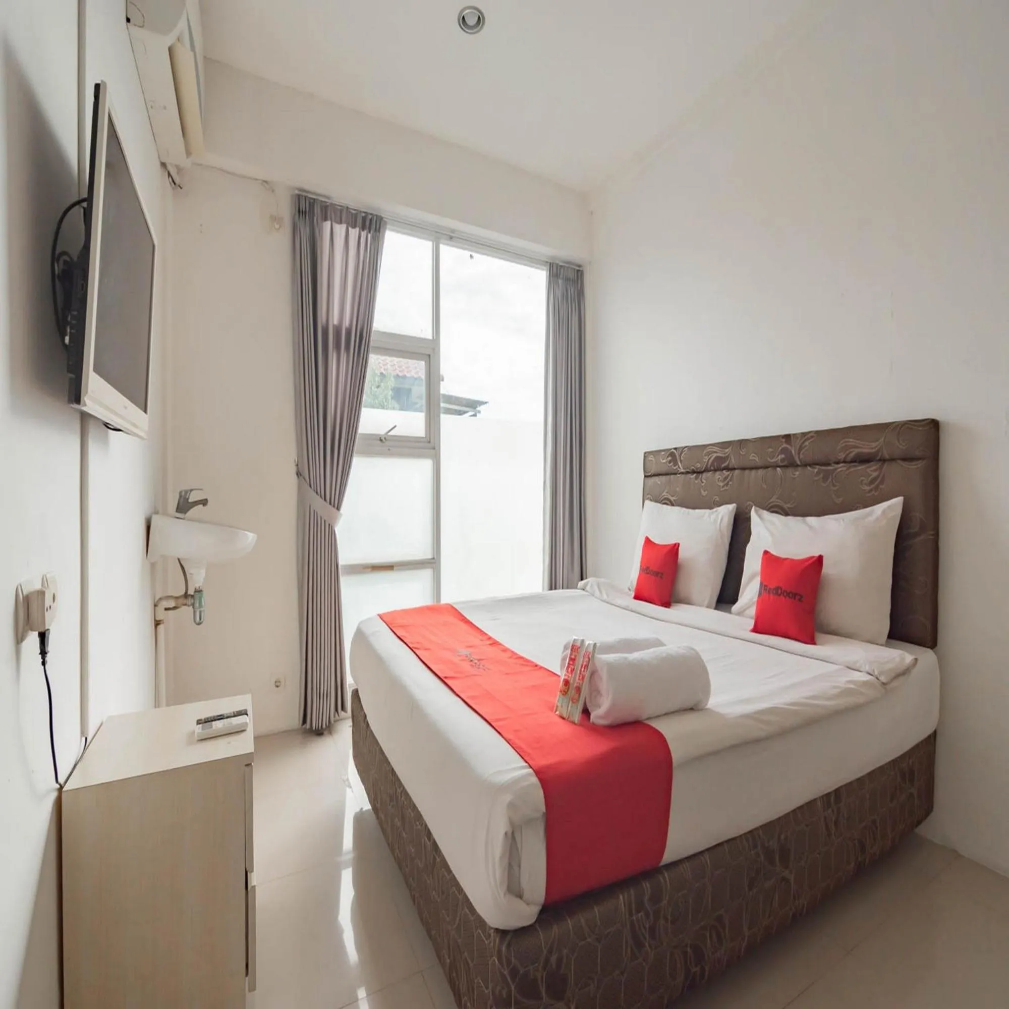 Bedroom, Bed in RedDoorz near Trans Studio Mall Bongo Residence