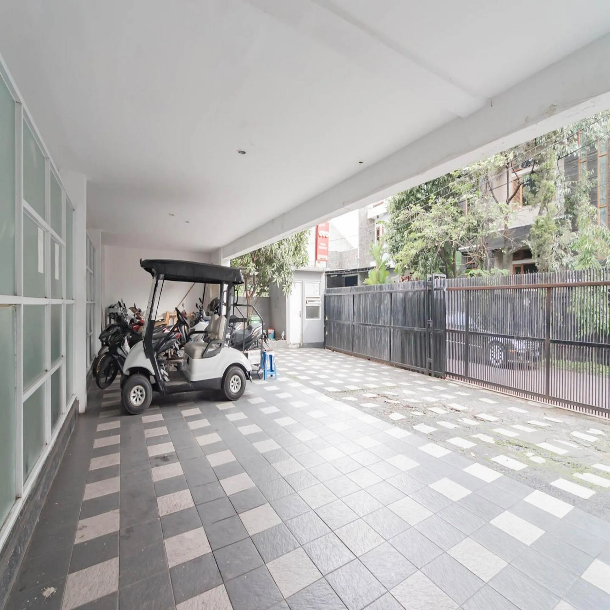 Parking in RedDoorz near Trans Studio Mall Bongo Residence