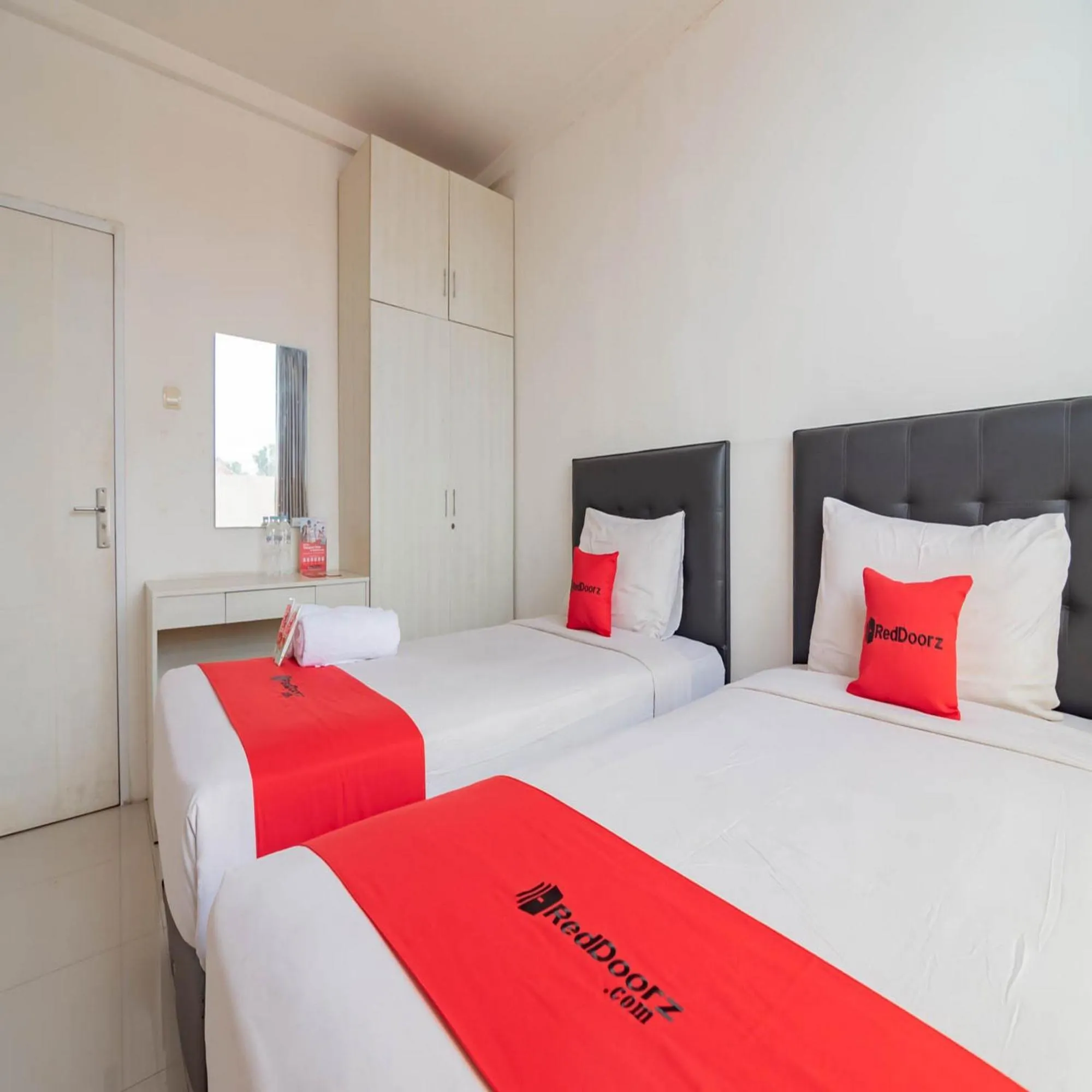 Bedroom, Bed in RedDoorz near Trans Studio Mall Bongo Residence