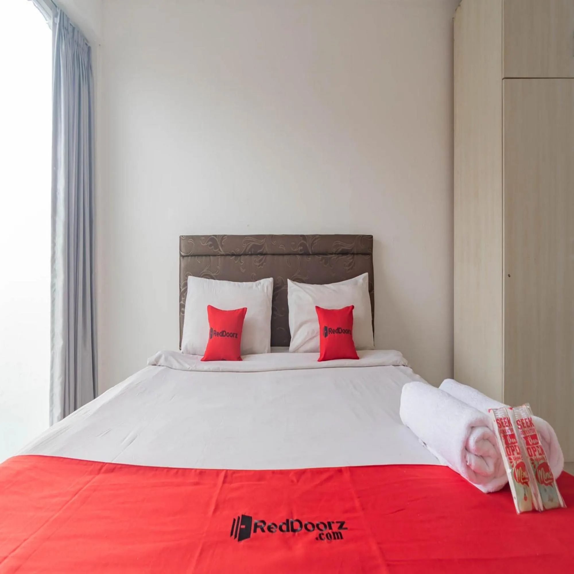 Bedroom, Bed in RedDoorz near Trans Studio Mall Bongo Residence