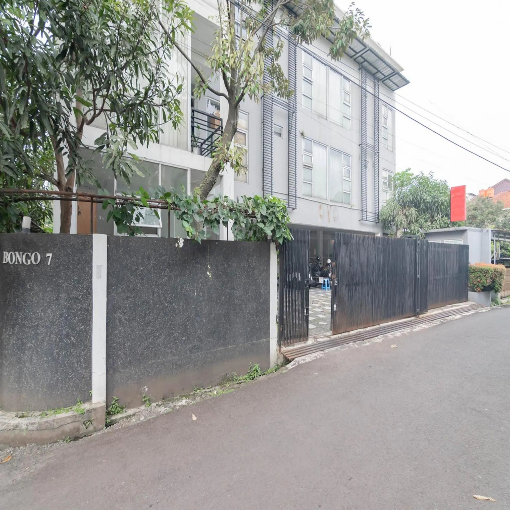 Facade/entrance in RedDoorz near Trans Studio Mall Bongo Residence