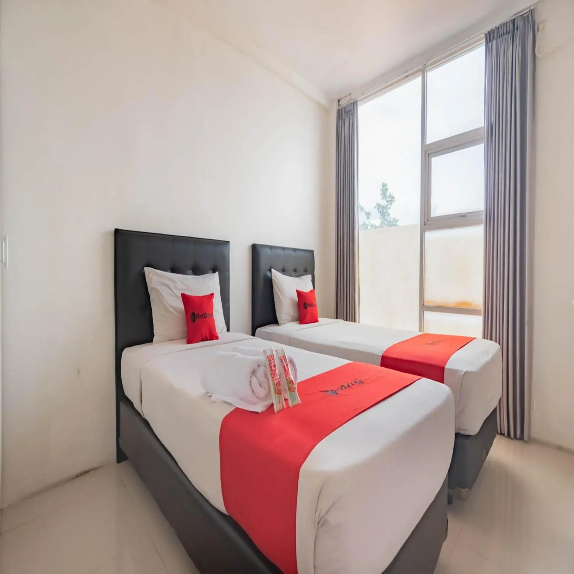 Standard Twin Room in RedDoorz near Trans Studio Mall Bongo Residence Standard Twin Room in RedDoorz near Trans Studio Mall Bongo Residence