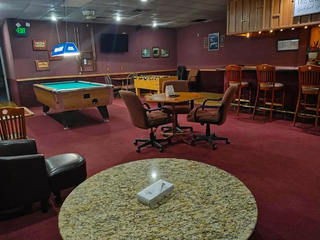 Communal lounge/ TV room in The Lodge at Russell - Russell Inn