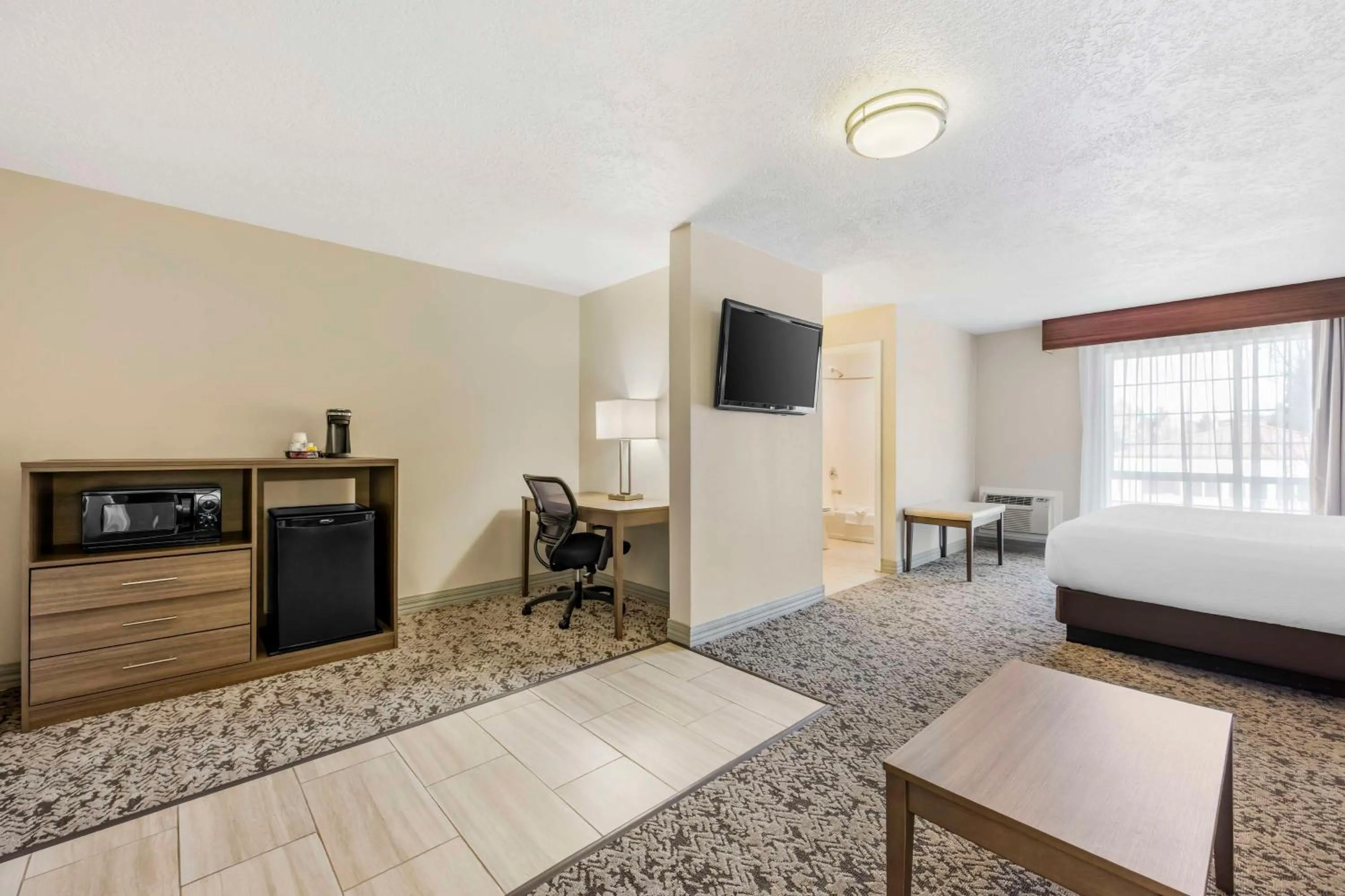 Bedroom, Bed in Best Western Plus Grand Manor Inn